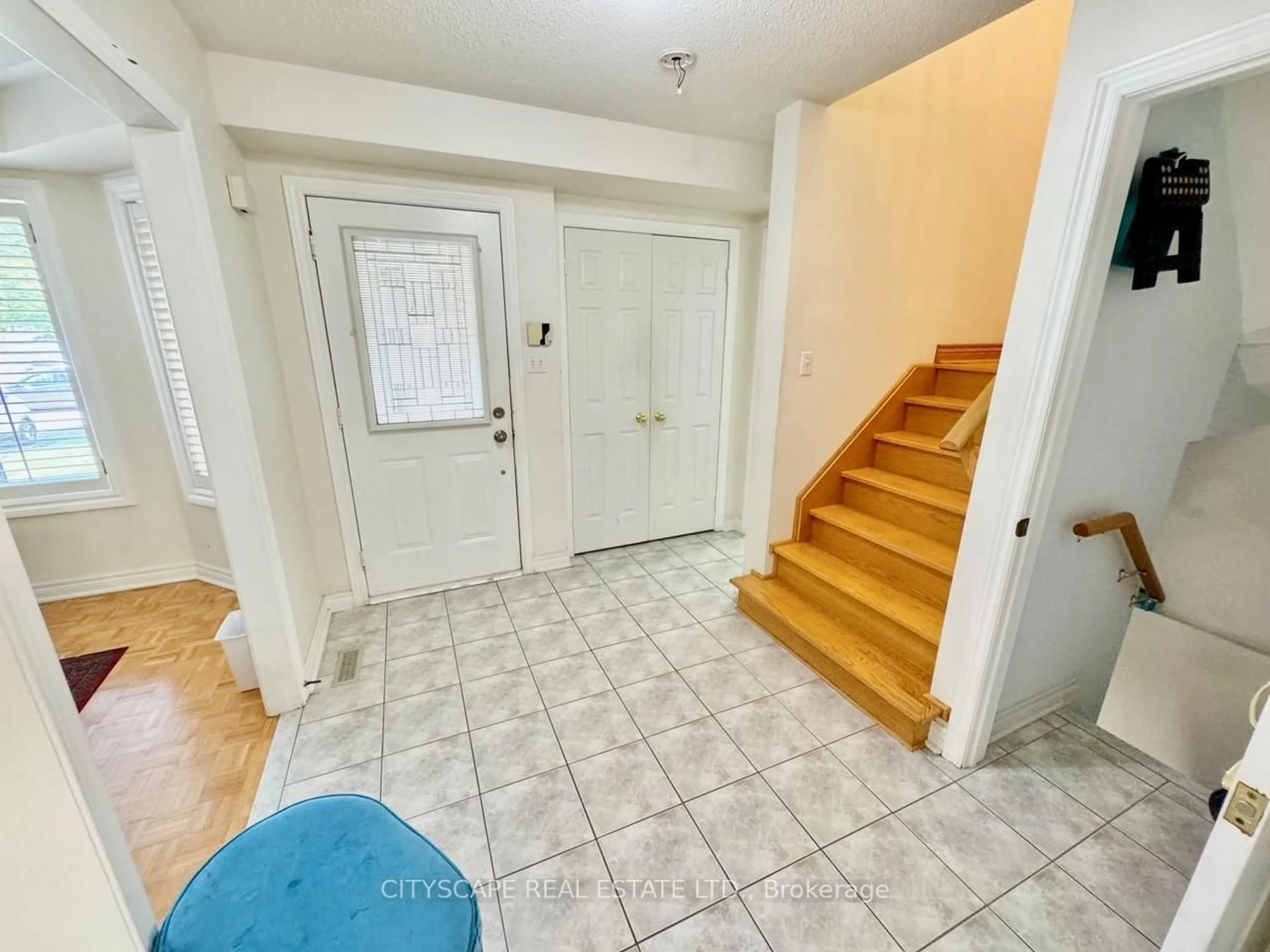 Indoor entryway for 533 Leatherleaf Dr, Mississauga Ontario L4Z 3Y5