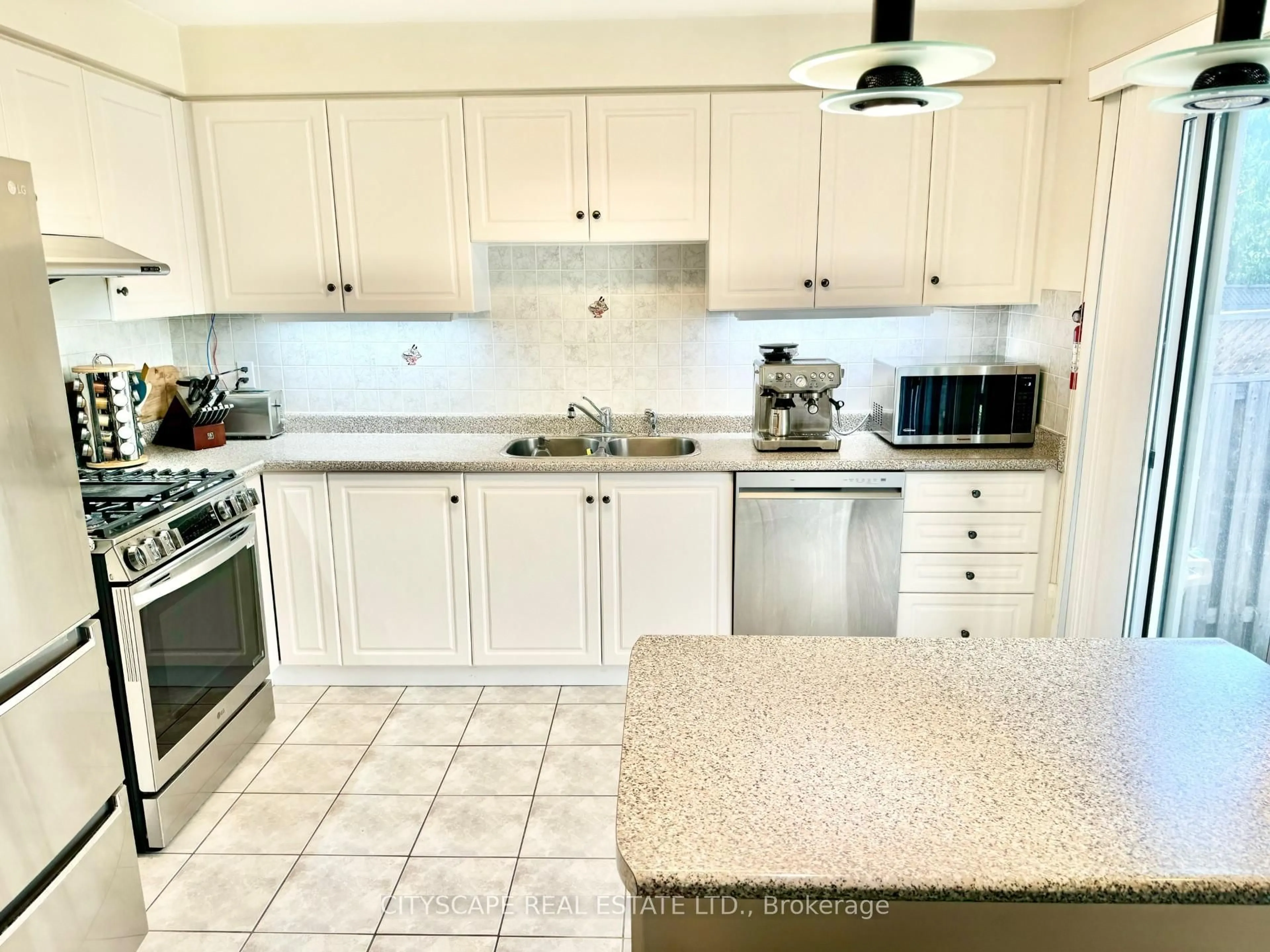 Standard kitchen, ceramic/tile floor for 533 Leatherleaf Dr, Mississauga Ontario L4Z 3Y5