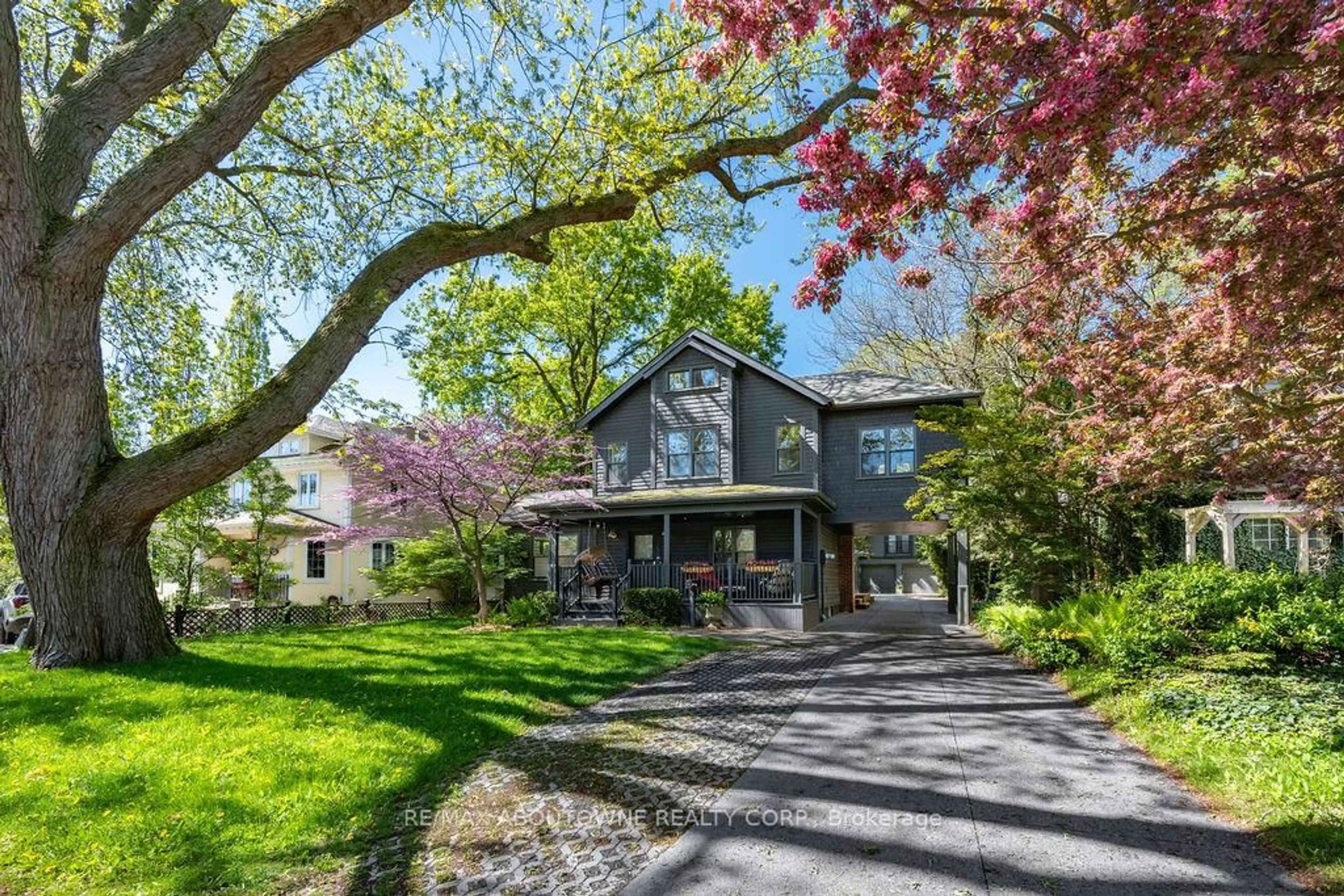 Unknown for 52 Kerr St, Oakville Ontario L6K 3A1