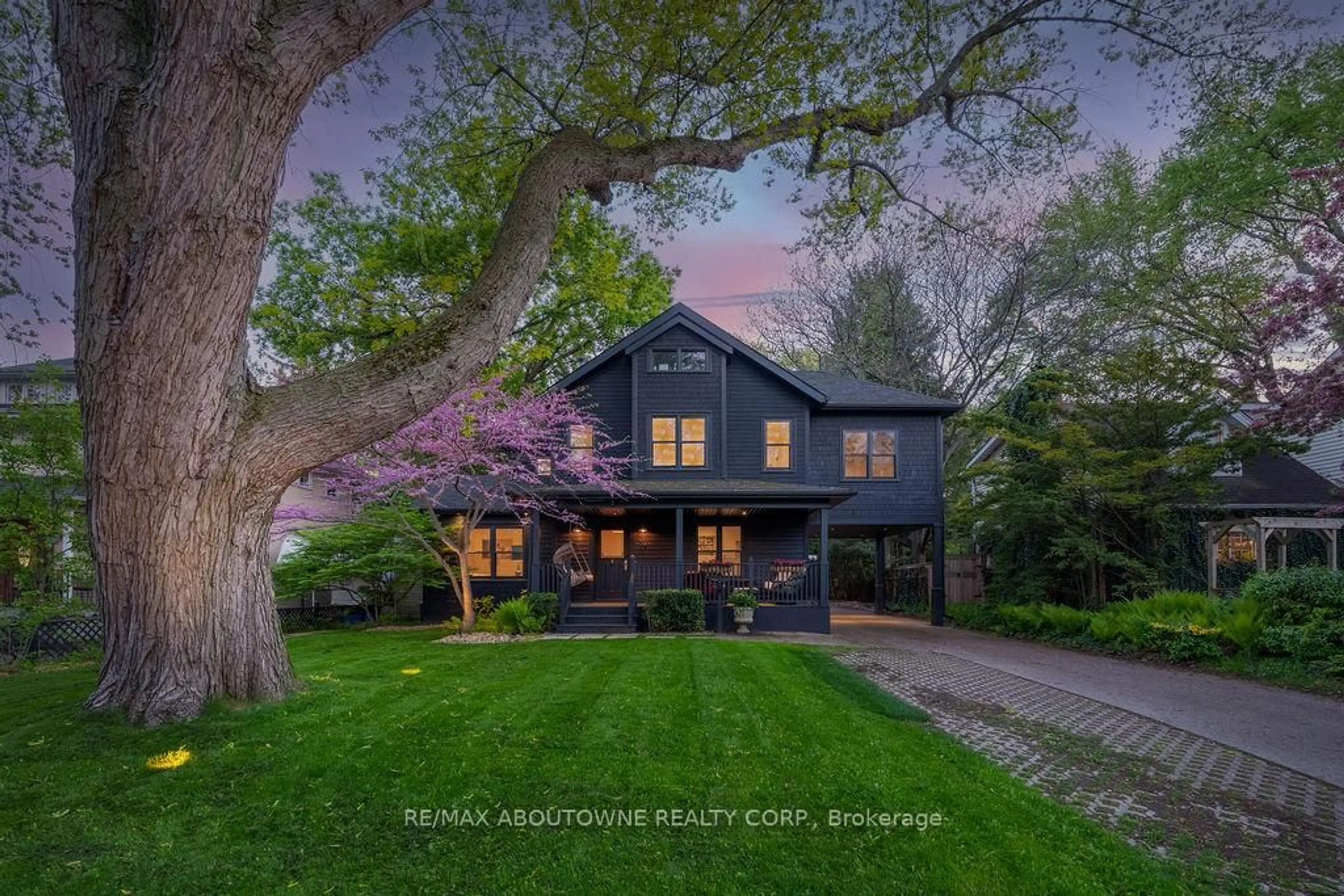 A pic from outside/outdoor area/front of a property/back of a property/a pic from drone, street for 52 Kerr St, Oakville Ontario L6K 3A1