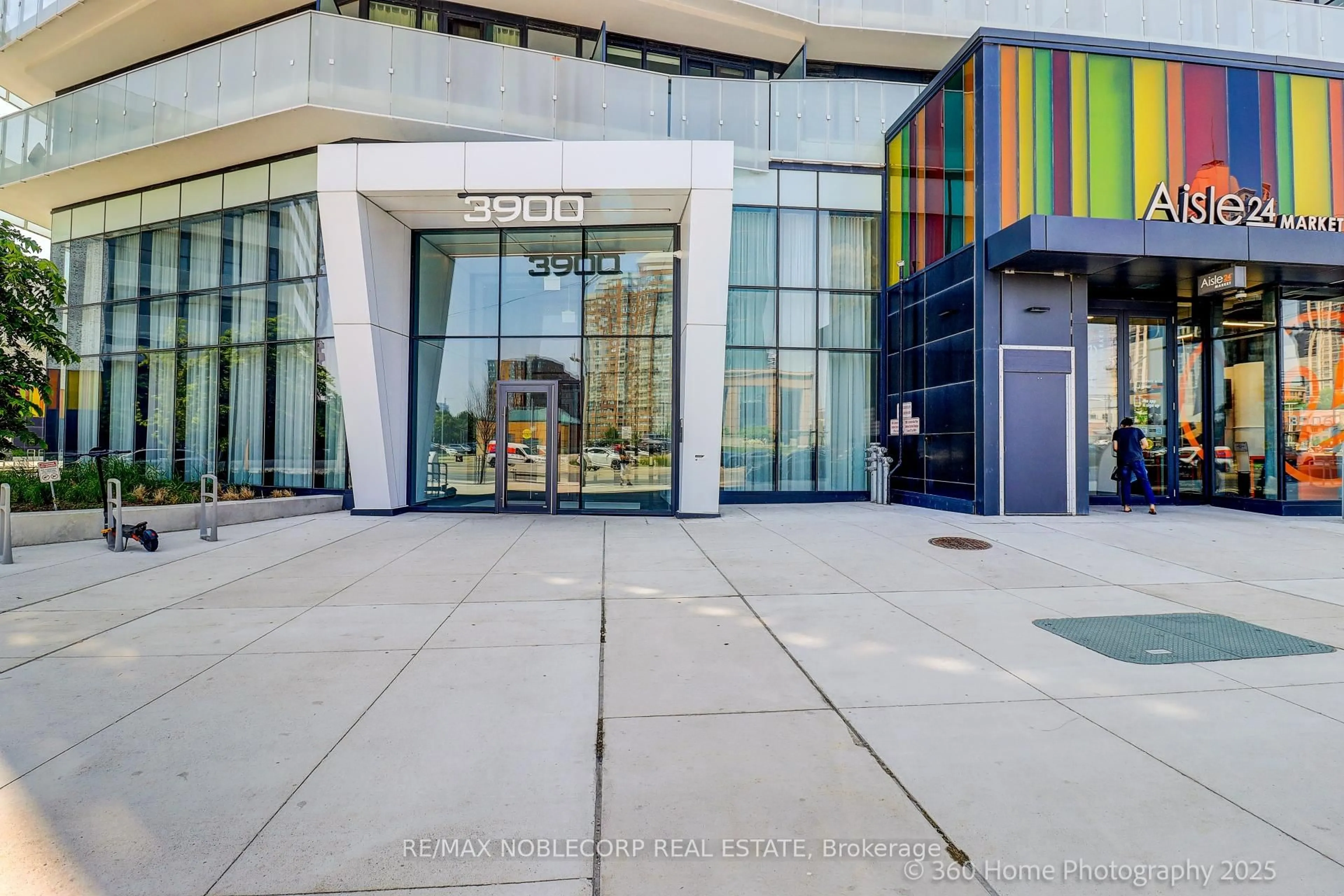 Indoor foyer for 3900 Confederation Pkwy #2912, Mississauga Ontario L5B 0M3