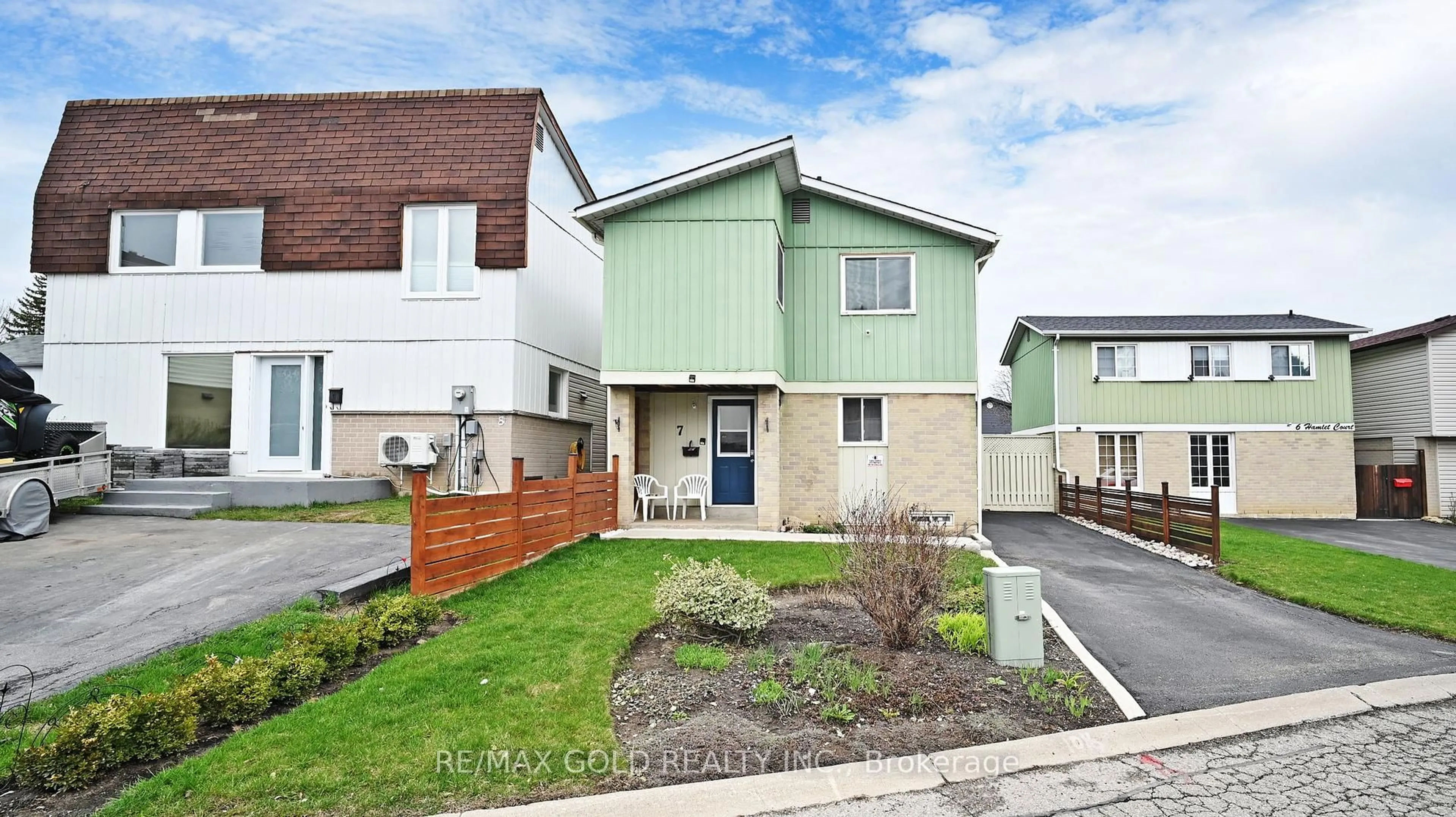 Home with vinyl exterior material, street for 7 Hamlet Crt, Brampton Ontario L6S 1X5