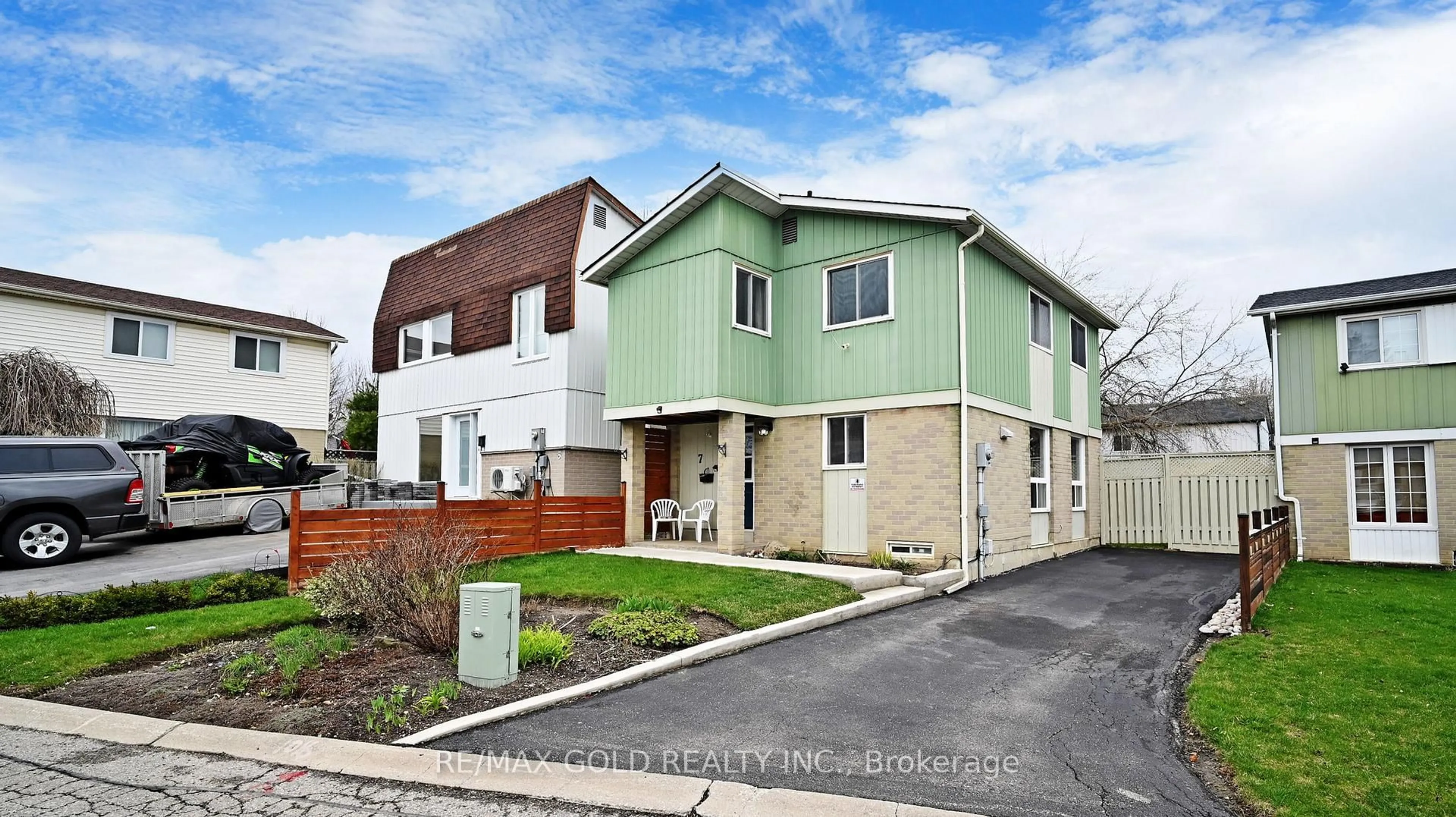 Home with vinyl exterior material, street for 7 Hamlet Crt, Brampton Ontario L6S 1X5