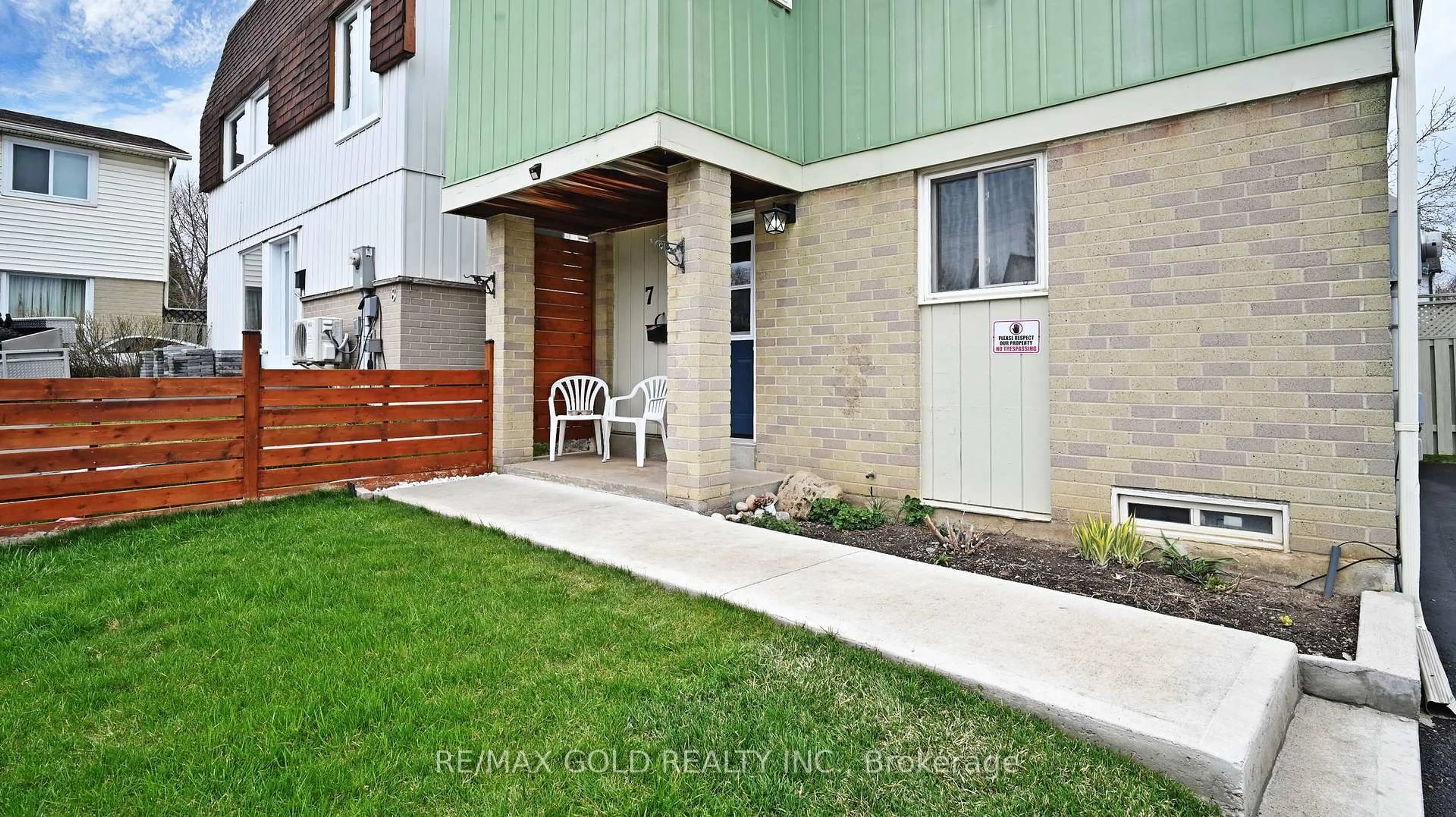 Unknown for 7 Hamlet Crt, Brampton Ontario L6S 1X5