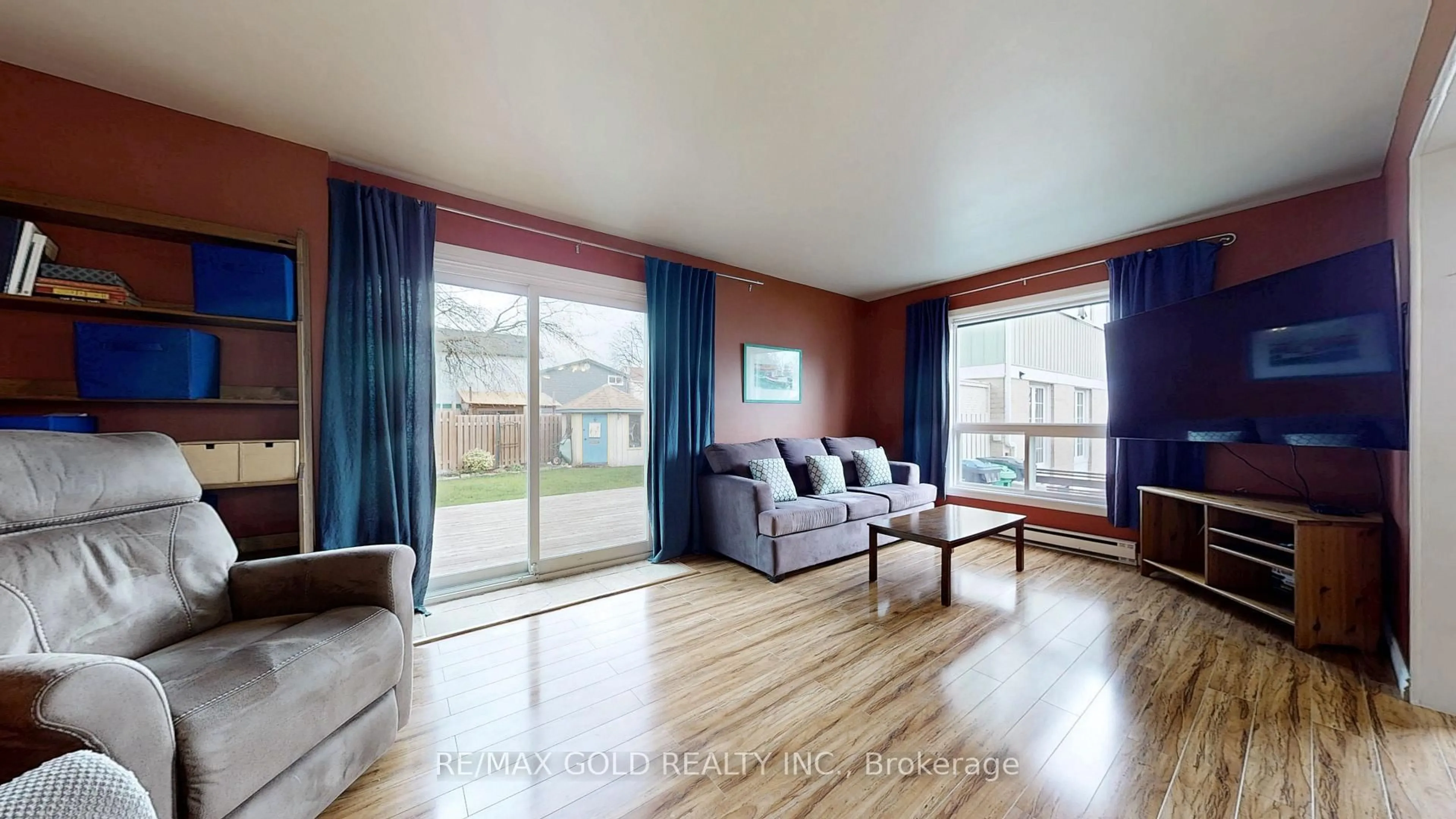 Living room with furniture, wood/laminate floor for 7 Hamlet Crt, Brampton Ontario L6S 1X5