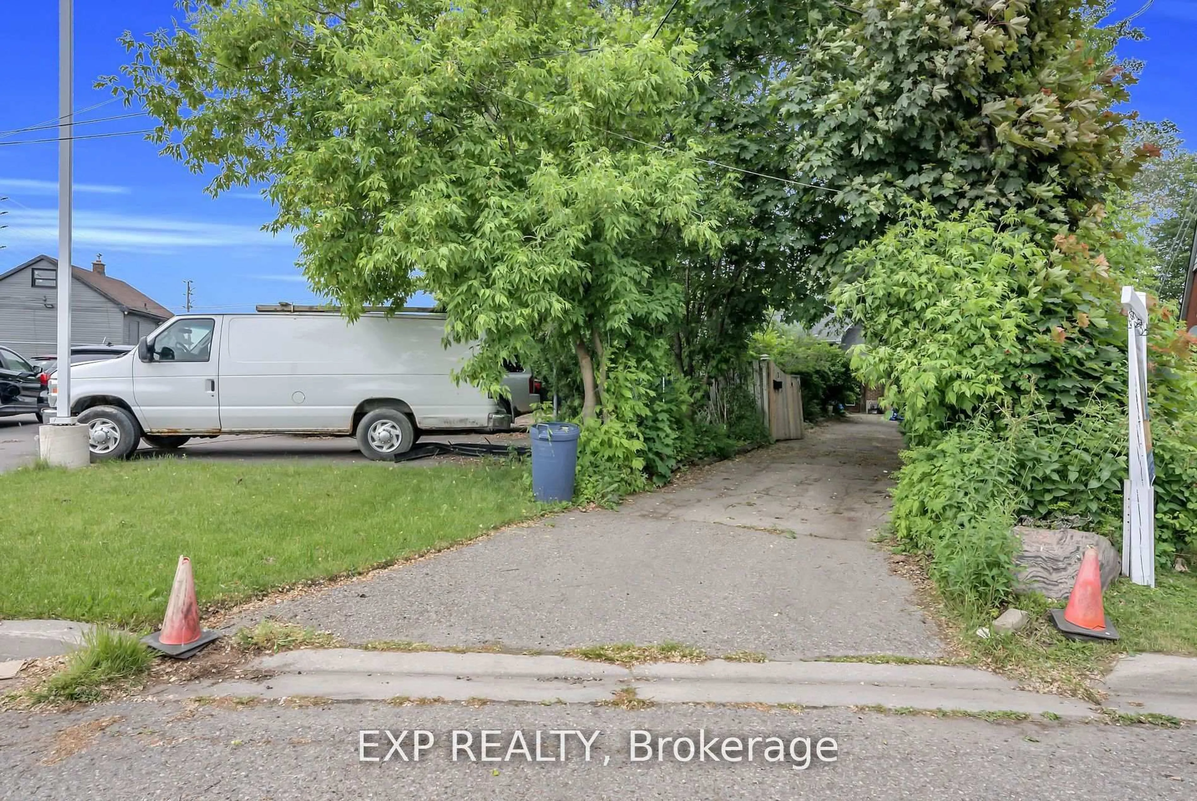 A pic from outside/outdoor area/front of a property/back of a property/a pic from drone, street for 3 Harrow St, Mississauga Ontario L4T 1J2
