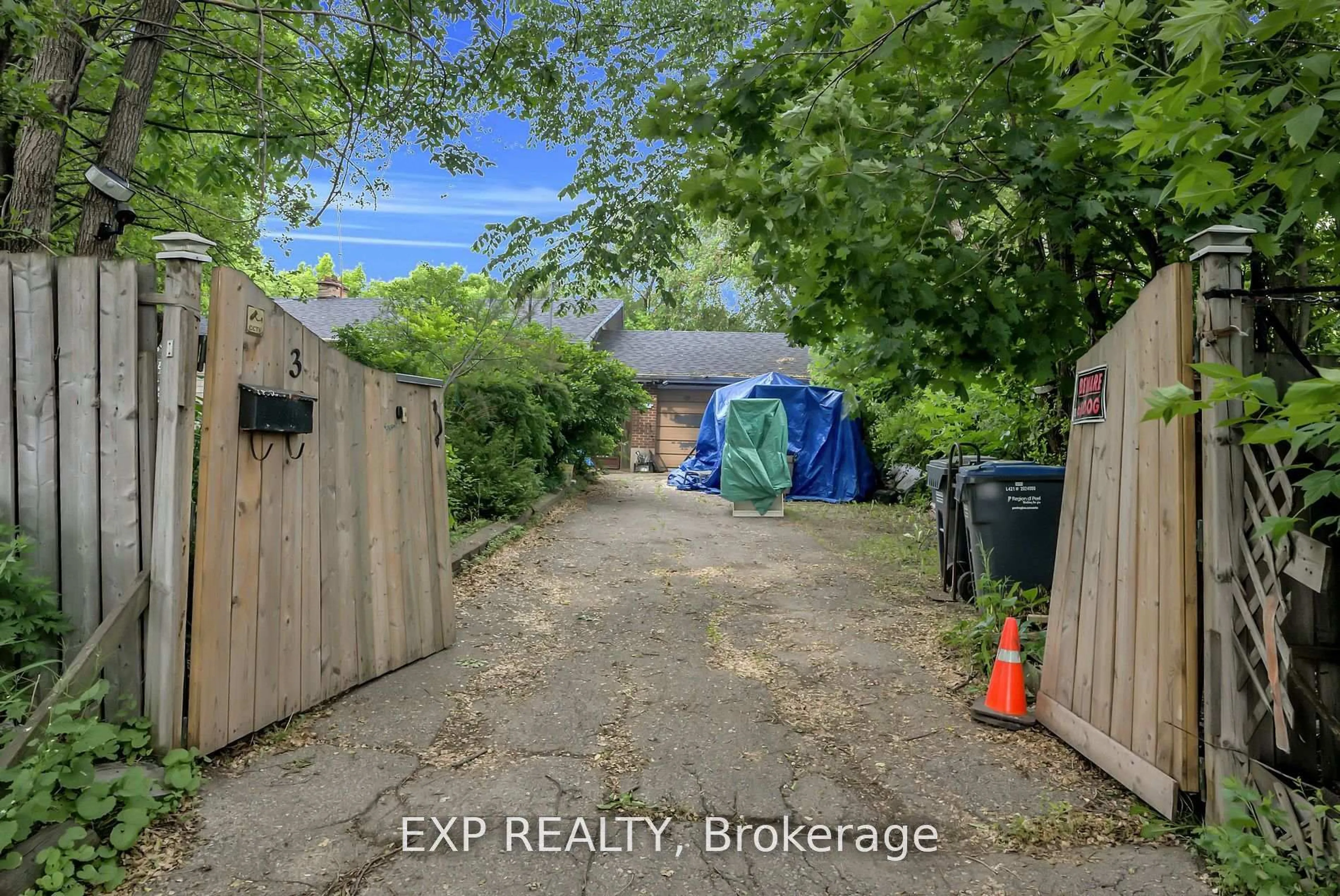 A pic from outside/outdoor area/front of a property/back of a property/a pic from drone, street for 3 Harrow St, Mississauga Ontario L4T 1J2