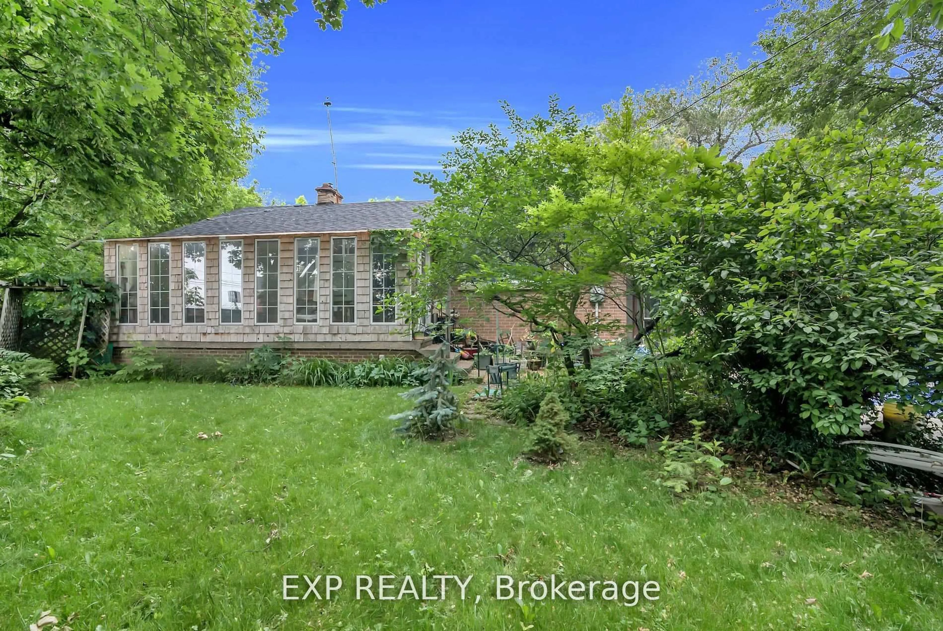 A pic from outside/outdoor area/front of a property/back of a property/a pic from drone, unknown for 3 Harrow St, Mississauga Ontario L4T 1J2