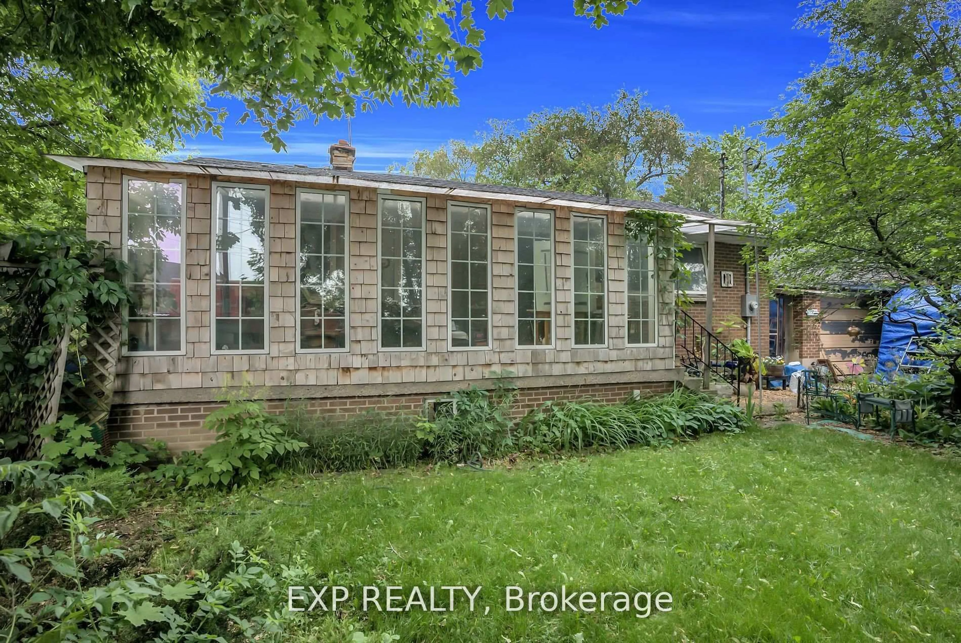 A pic from outside/outdoor area/front of a property/back of a property/a pic from drone, building for 3 Harrow St, Mississauga Ontario L4T 1J2