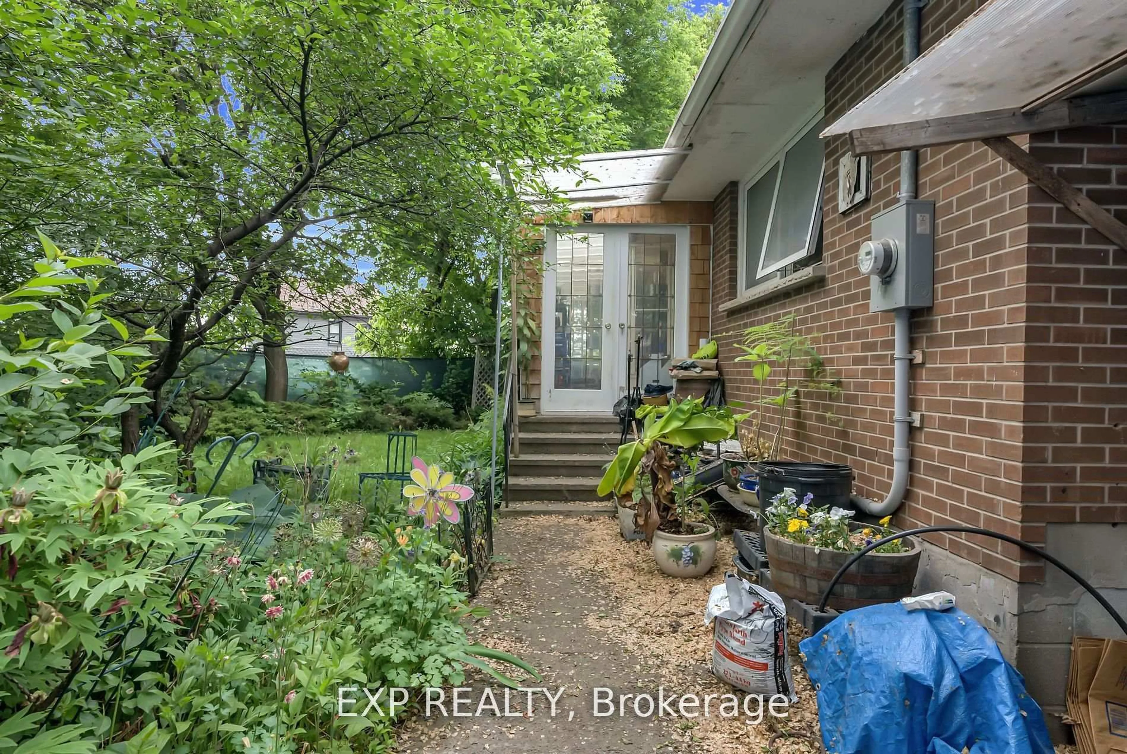 Unknown for 3 Harrow St, Mississauga Ontario L4T 1J2