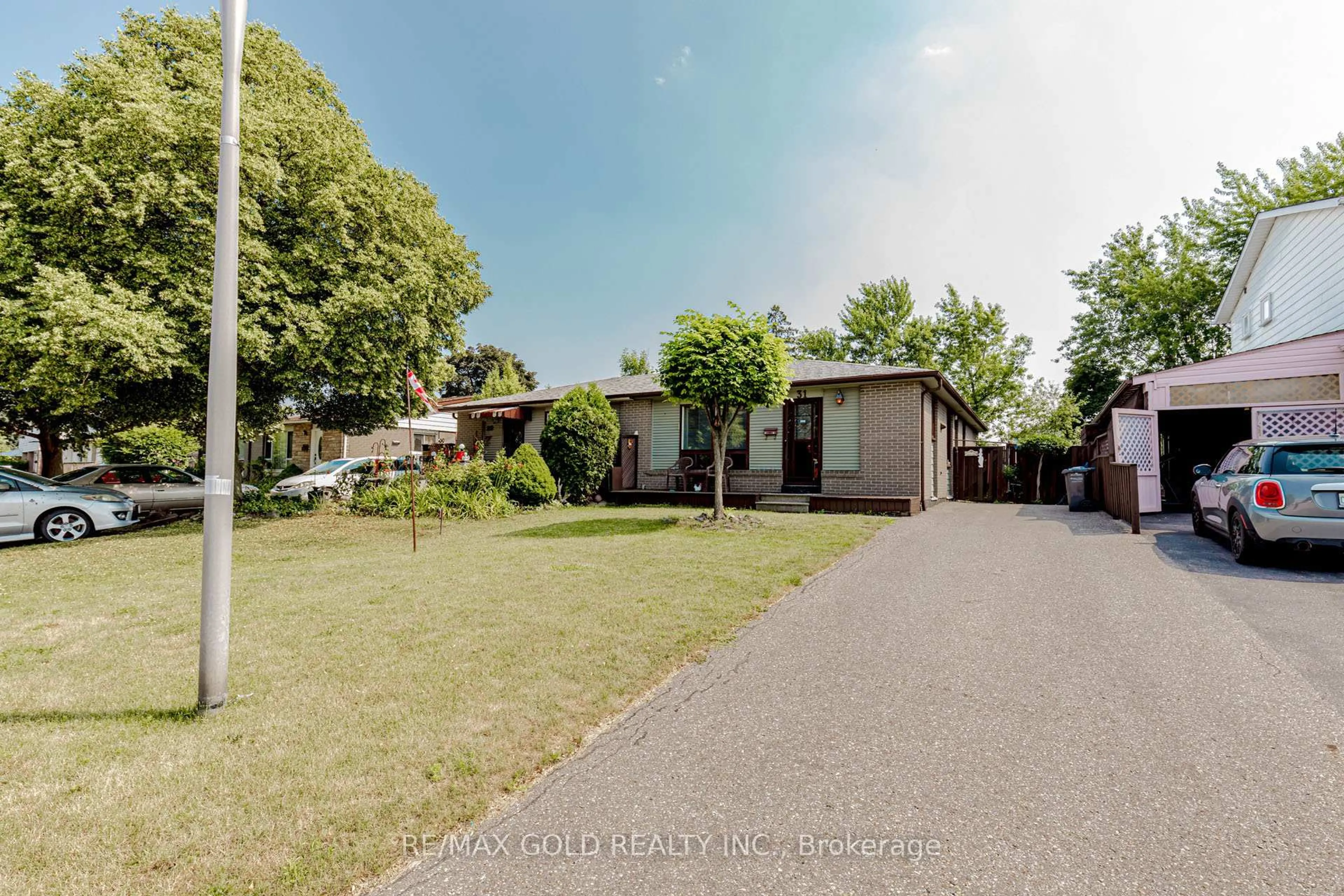 A pic from outside/outdoor area/front of a property/back of a property/a pic from drone, street for 31 Fallingdale Cres, Brampton Ontario L6T 3J5