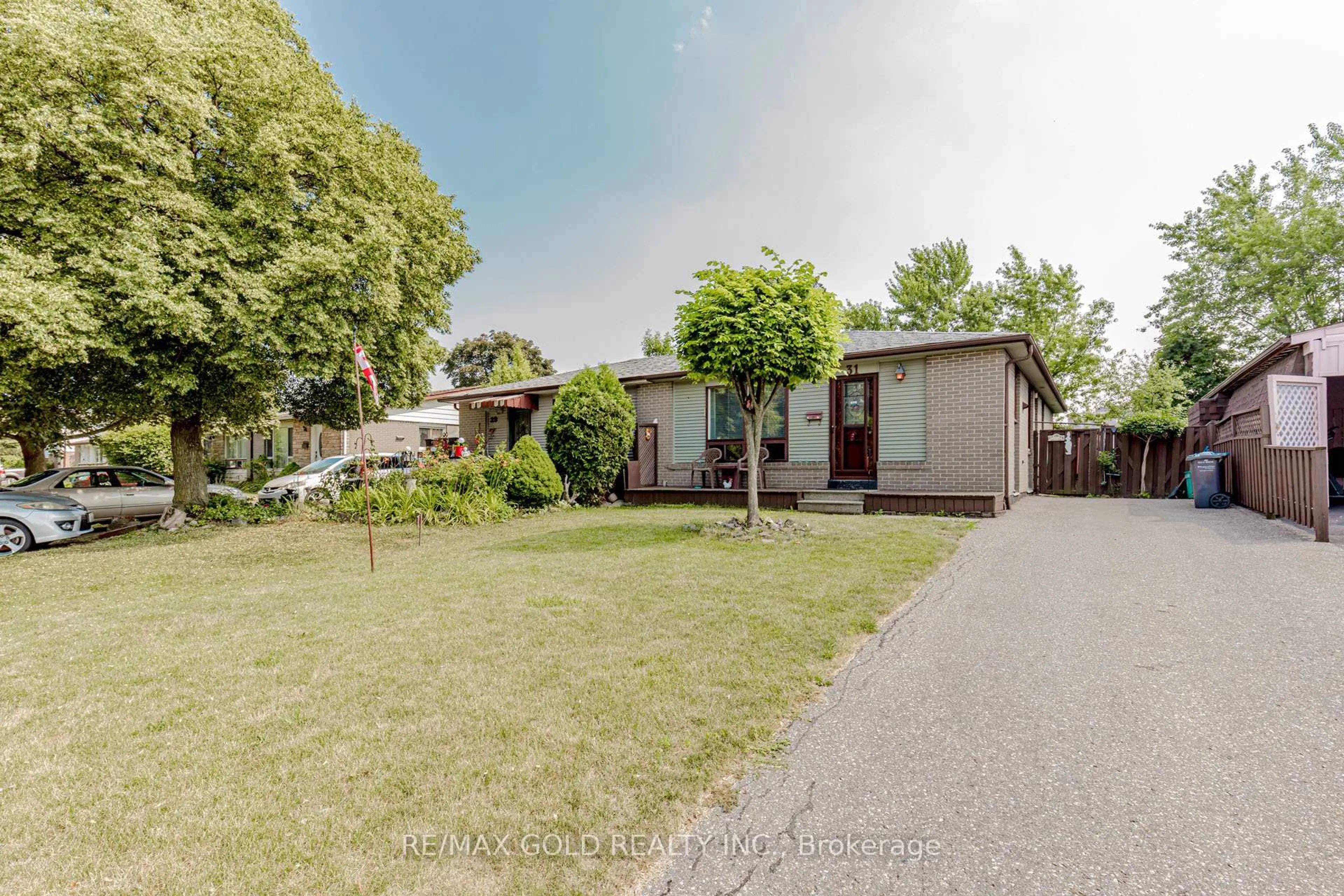 A pic from outside/outdoor area/front of a property/back of a property/a pic from drone, street for 31 Fallingdale Cres, Brampton Ontario L6T 3J5