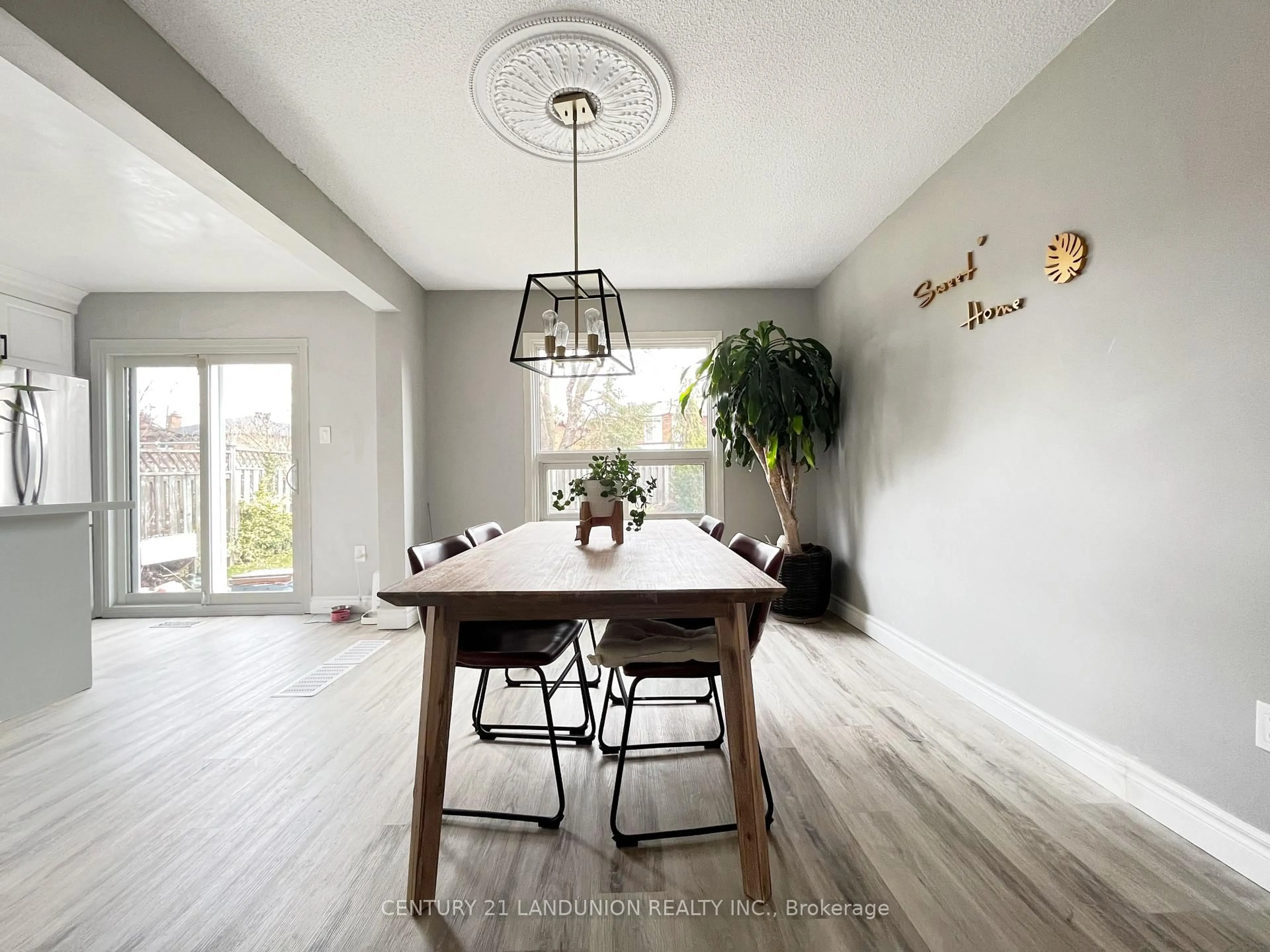 Dining room, wood/laminate floor for 3333 Hargrove Rd, Mississauga Ontario L5L 4E6