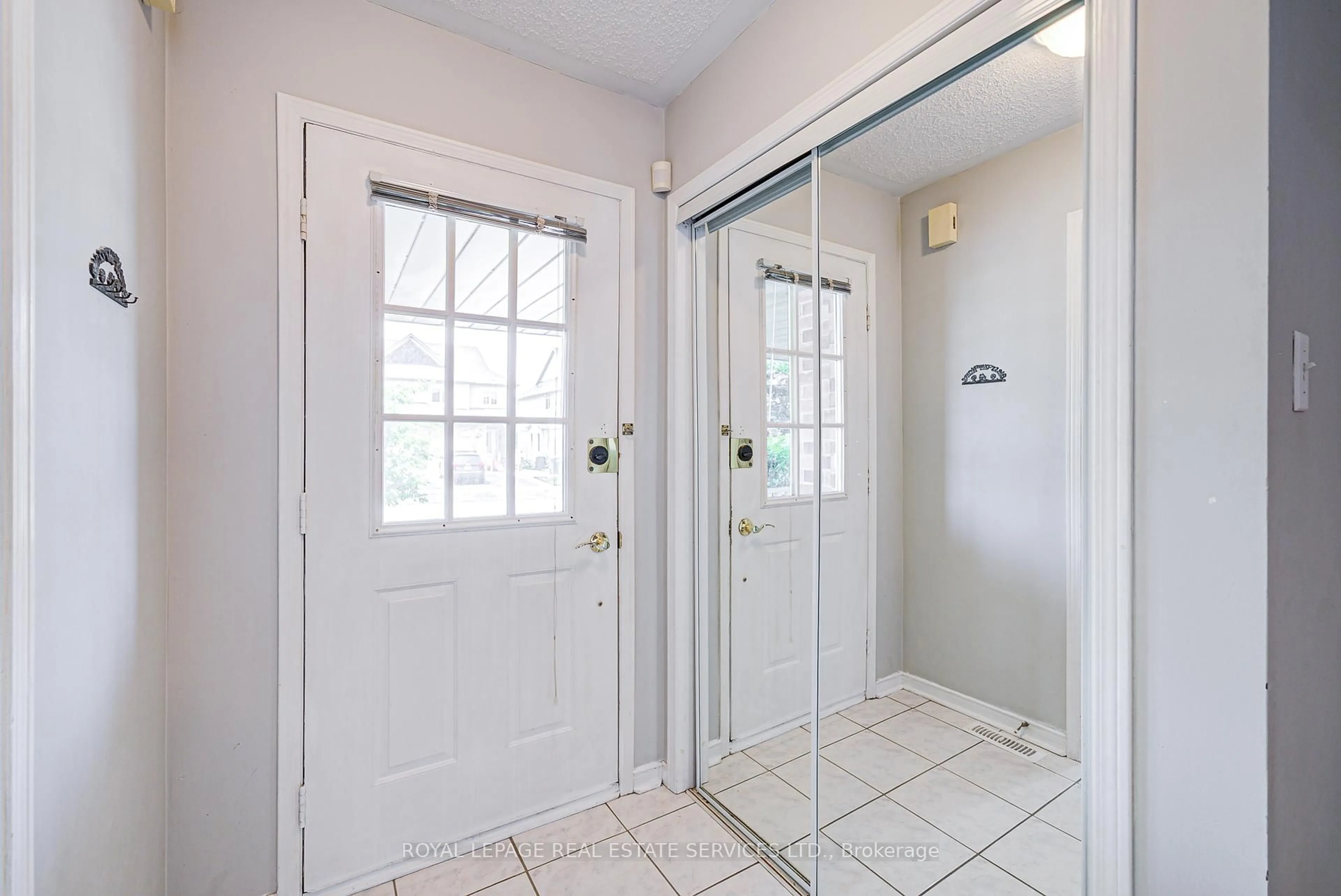 Indoor entryway for 5322 Bushelgrove Circ, Mississauga Ontario L5M 6C6