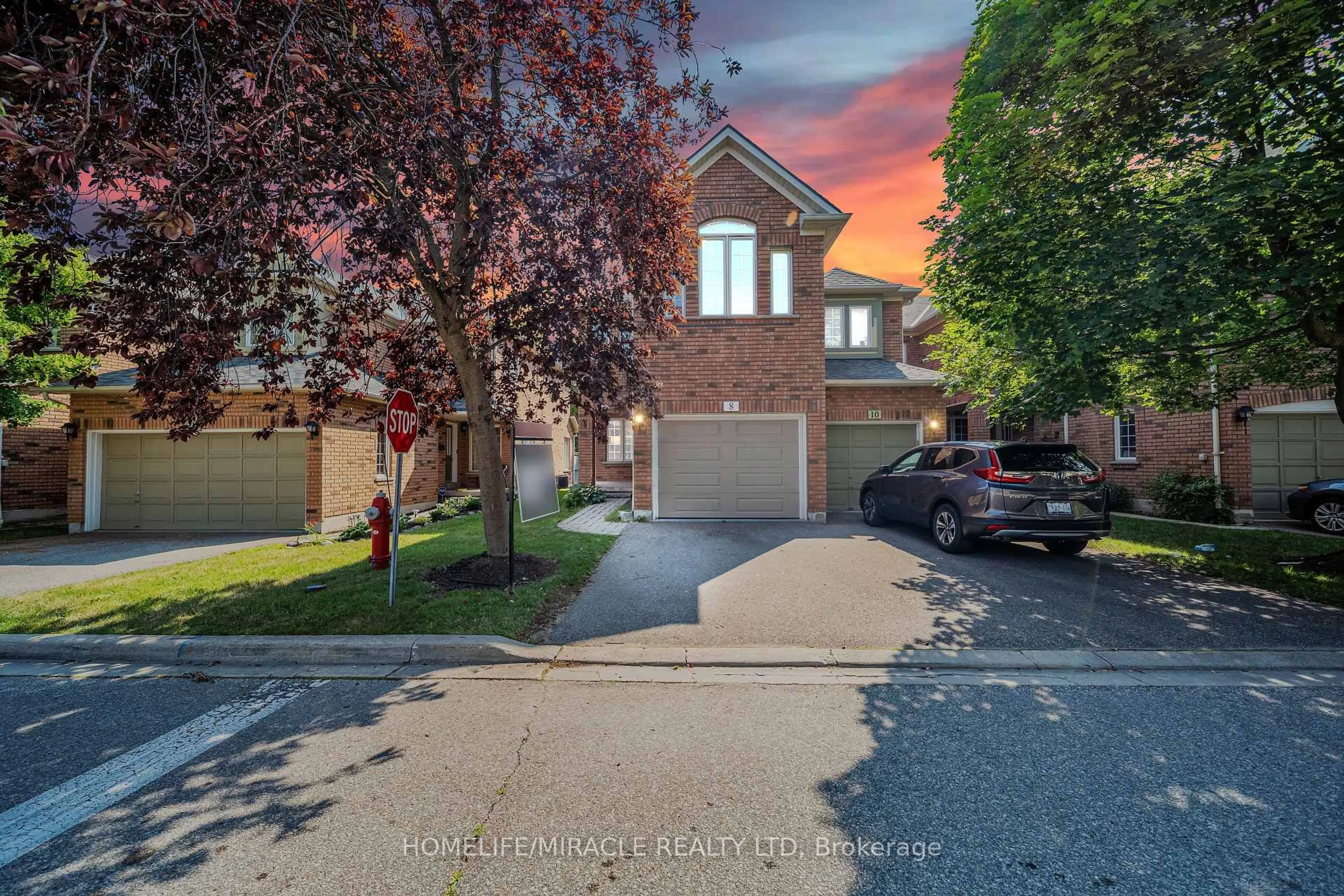 A pic from outside/outdoor area/front of a property/back of a property/a pic from drone, street for 2665 Thomas St #8, Mississauga Ontario L5M 6G4