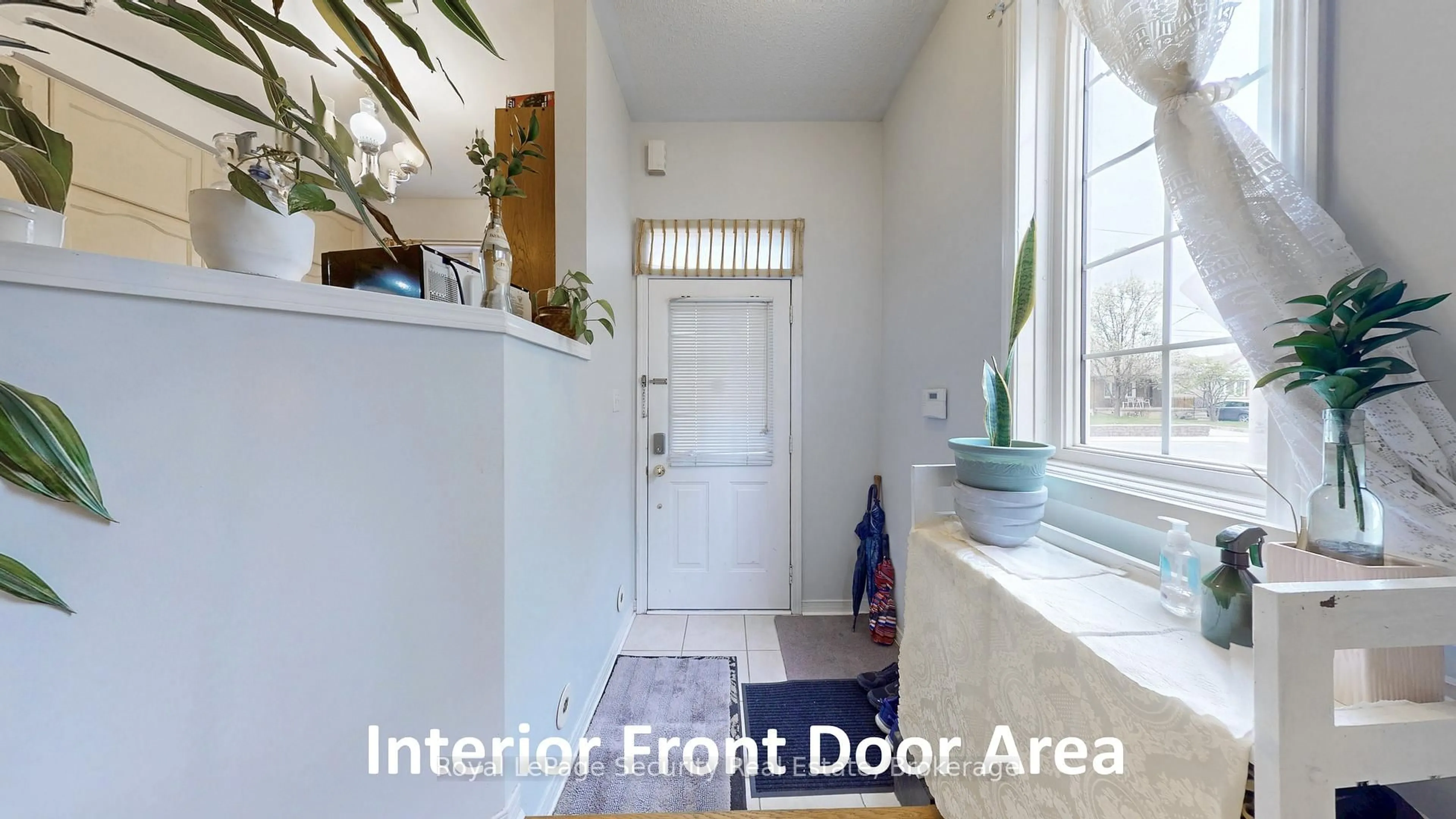 Indoor entryway for 1017 Roselawn Ave, Toronto Ontario M6B 4N1