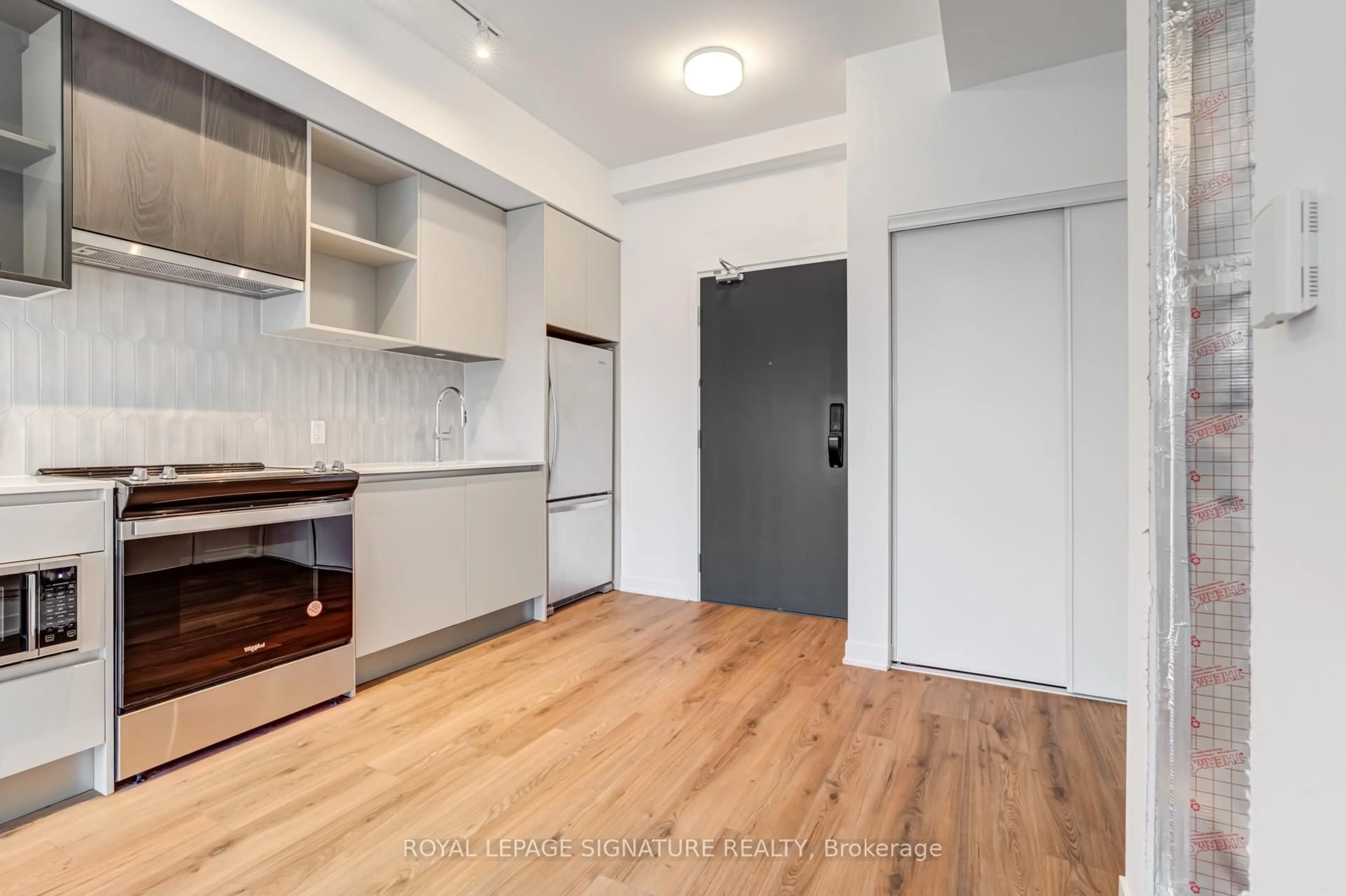 Standard kitchen, wood/laminate floor for 395 Dundas St #PH20, Oakville Ontario L6M 5R8