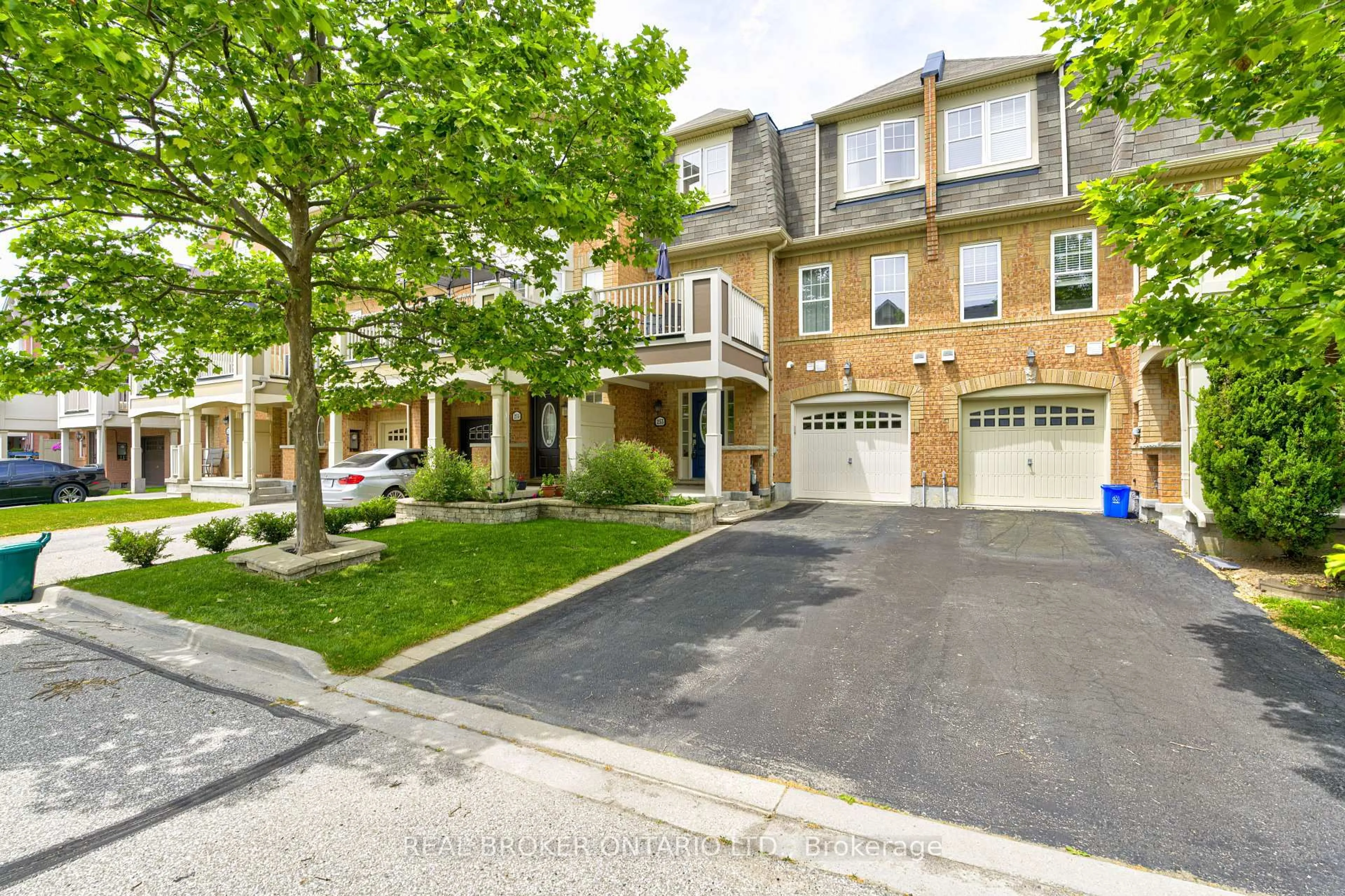 A pic from outside/outdoor area/front of a property/back of a property/a pic from drone, street for 253 Wetenhall Landing, Milton Ontario L9T 7B7