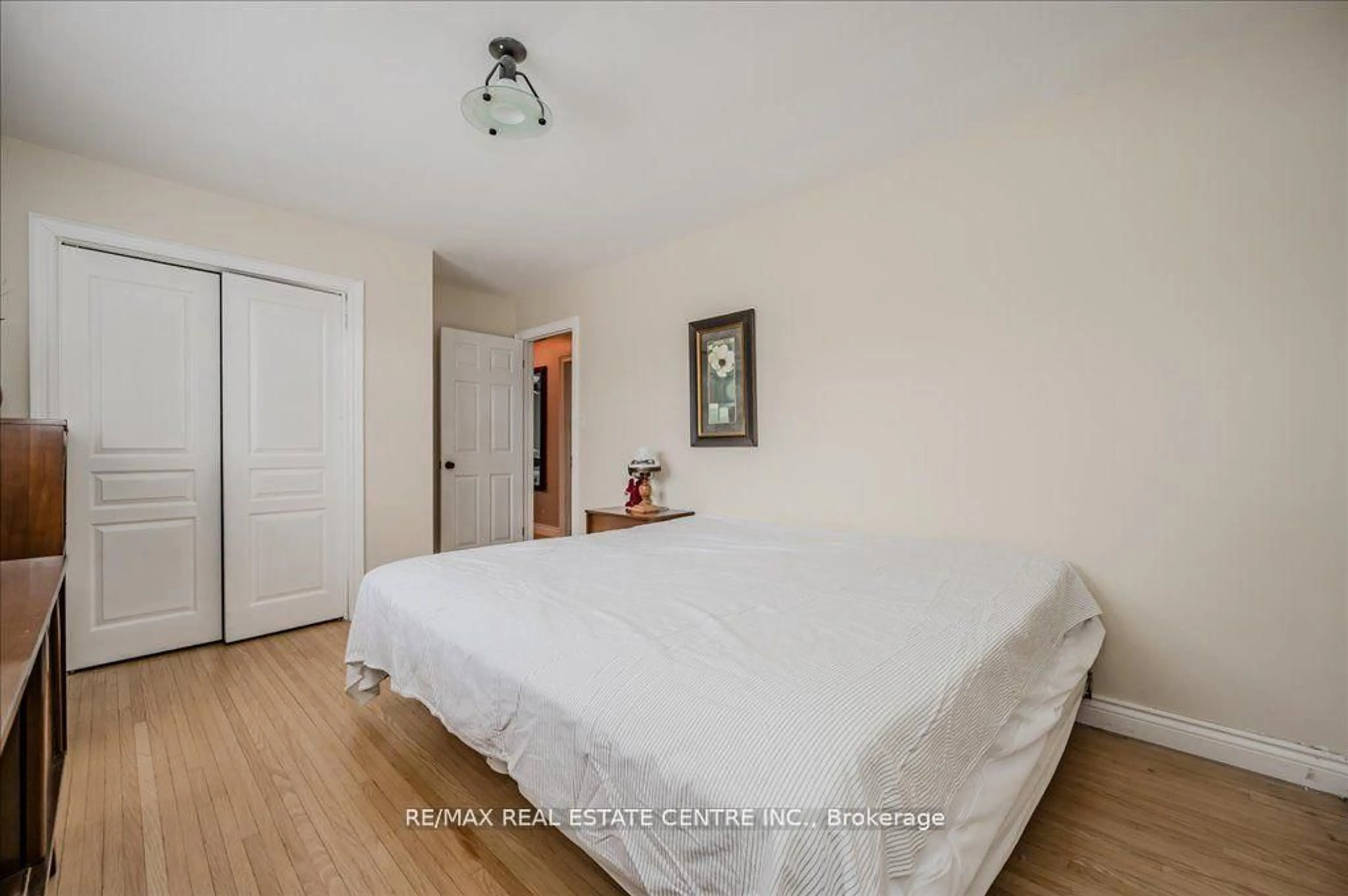 Bedroom with bed, wood/laminate floor for 2260 Oneida Cres, Mississauga Ontario L5C 1V6