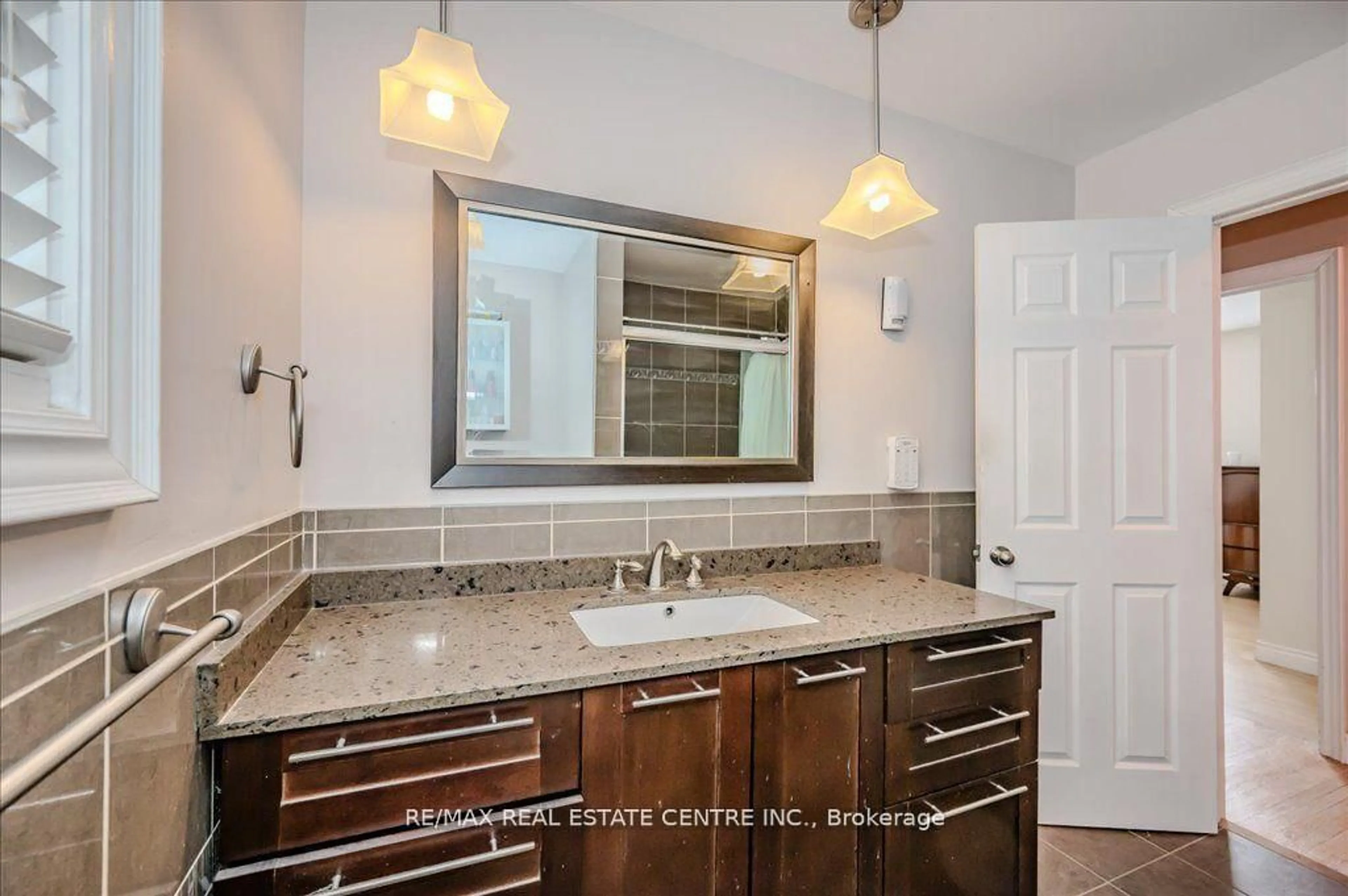 Contemporary bathroom, ceramic/tile floor for 2260 Oneida Cres, Mississauga Ontario L5C 1V6