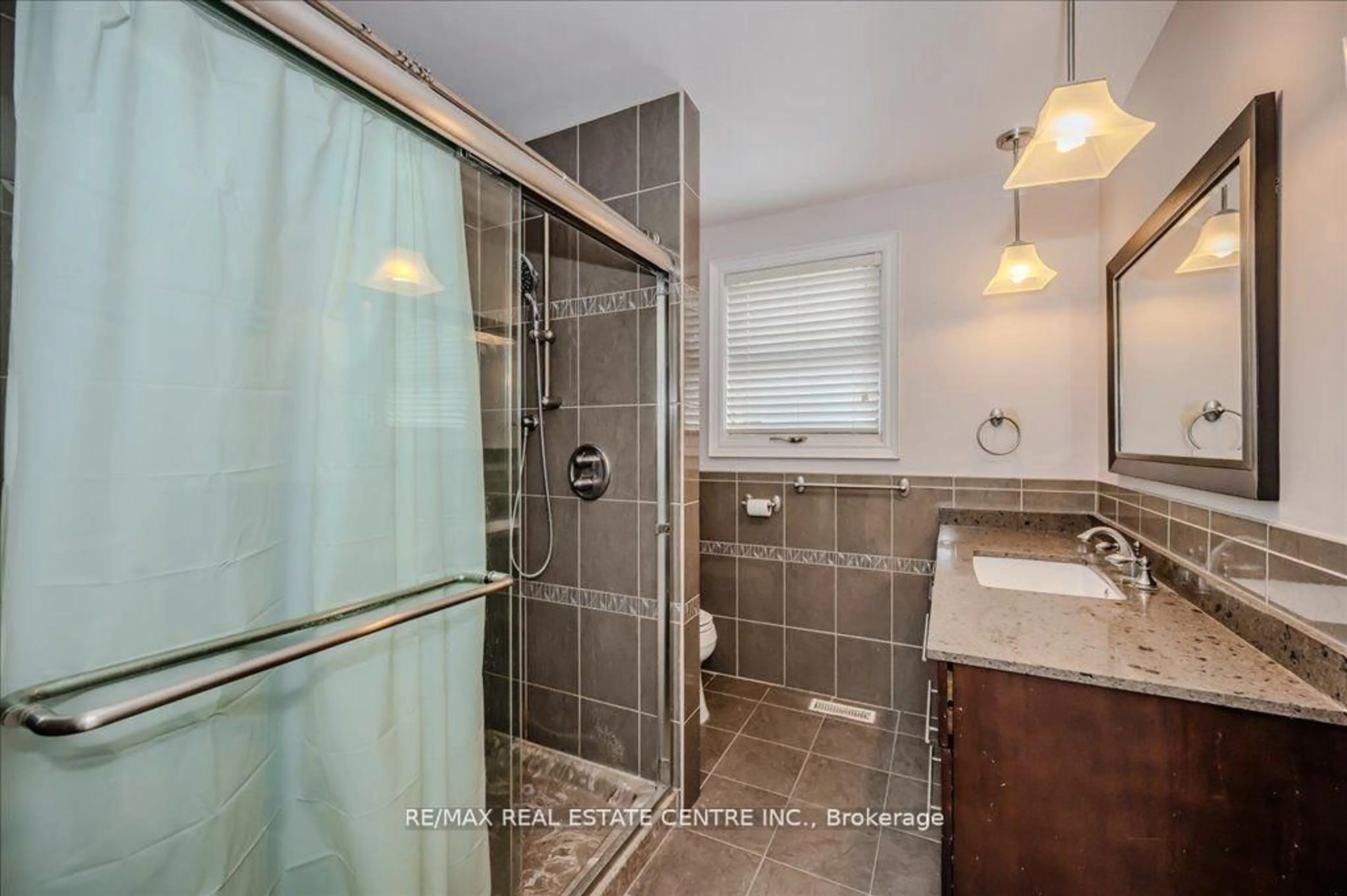 Standard bathroom, ceramic/tile floor for 2260 Oneida Cres, Mississauga Ontario L5C 1V6