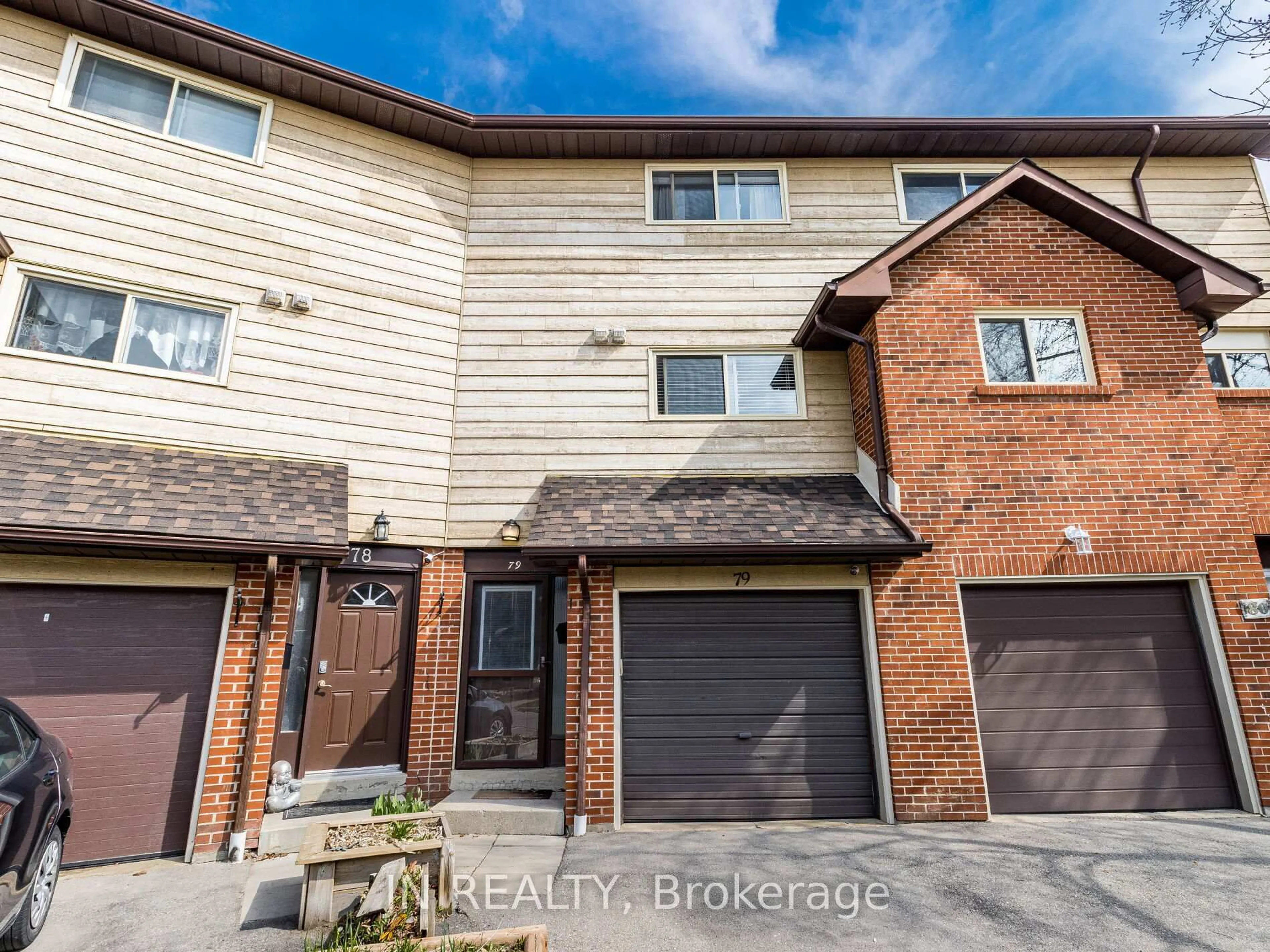 A pic from outside/outdoor area/front of a property/back of a property/a pic from drone, street for 79 Foster Cres #79, Brampton Ontario L6V 3M8