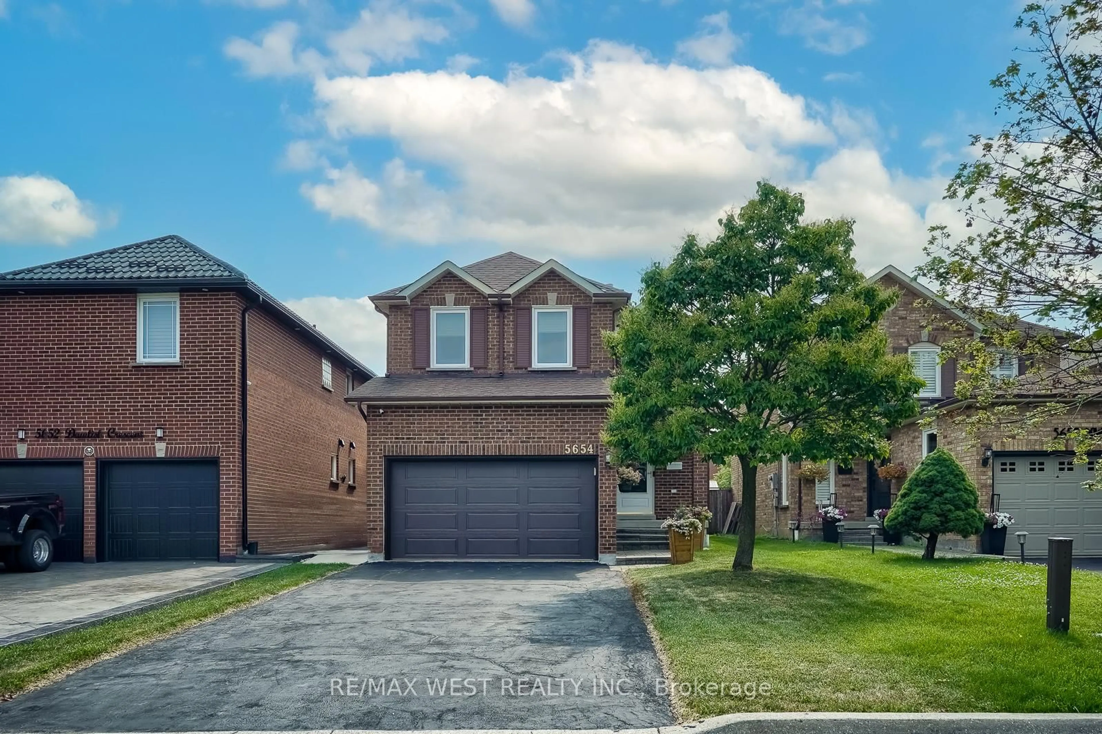 Home with brick exterior material, street for 5654 Dawlish Cres, Mississauga Ontario L5V 1W2