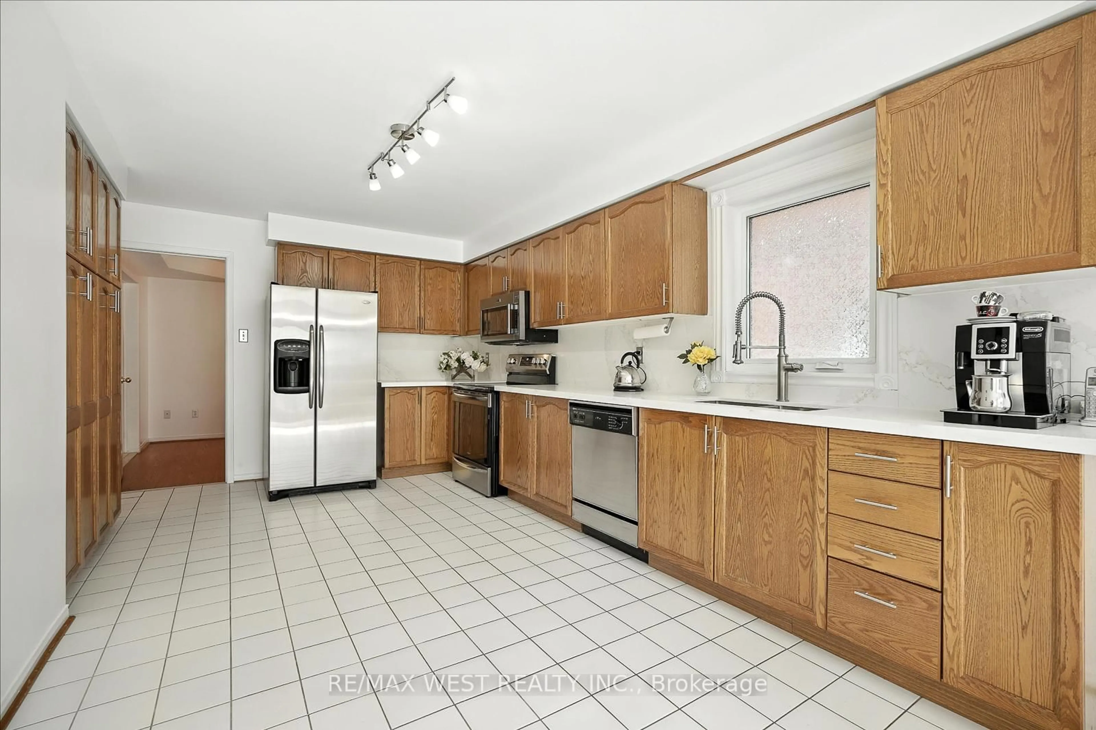 Standard kitchen, ceramic/tile floor for 5654 Dawlish Cres, Mississauga Ontario L5V 1W2