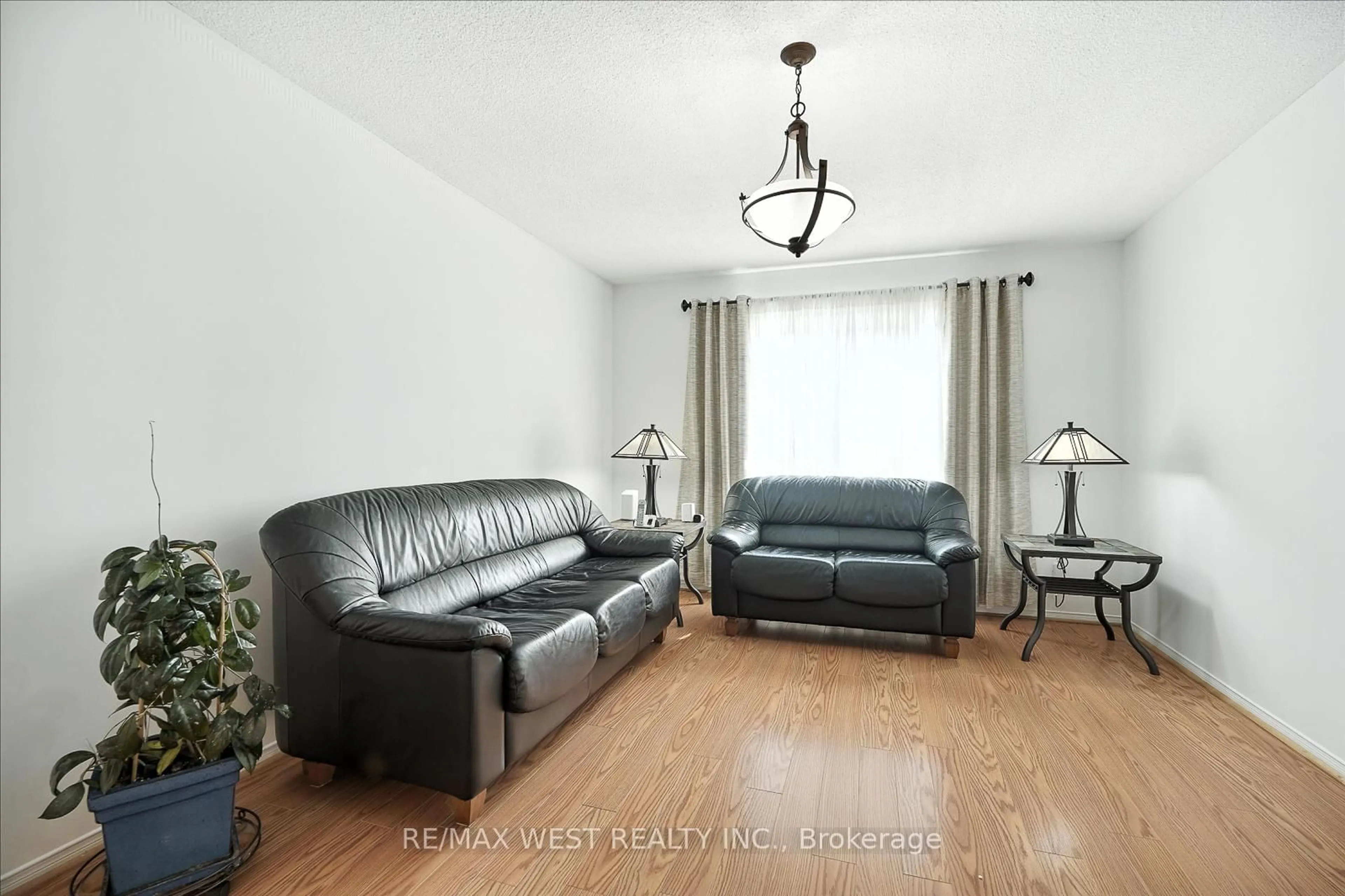 Living room with furniture, wood/laminate floor for 5654 Dawlish Cres, Mississauga Ontario L5V 1W2