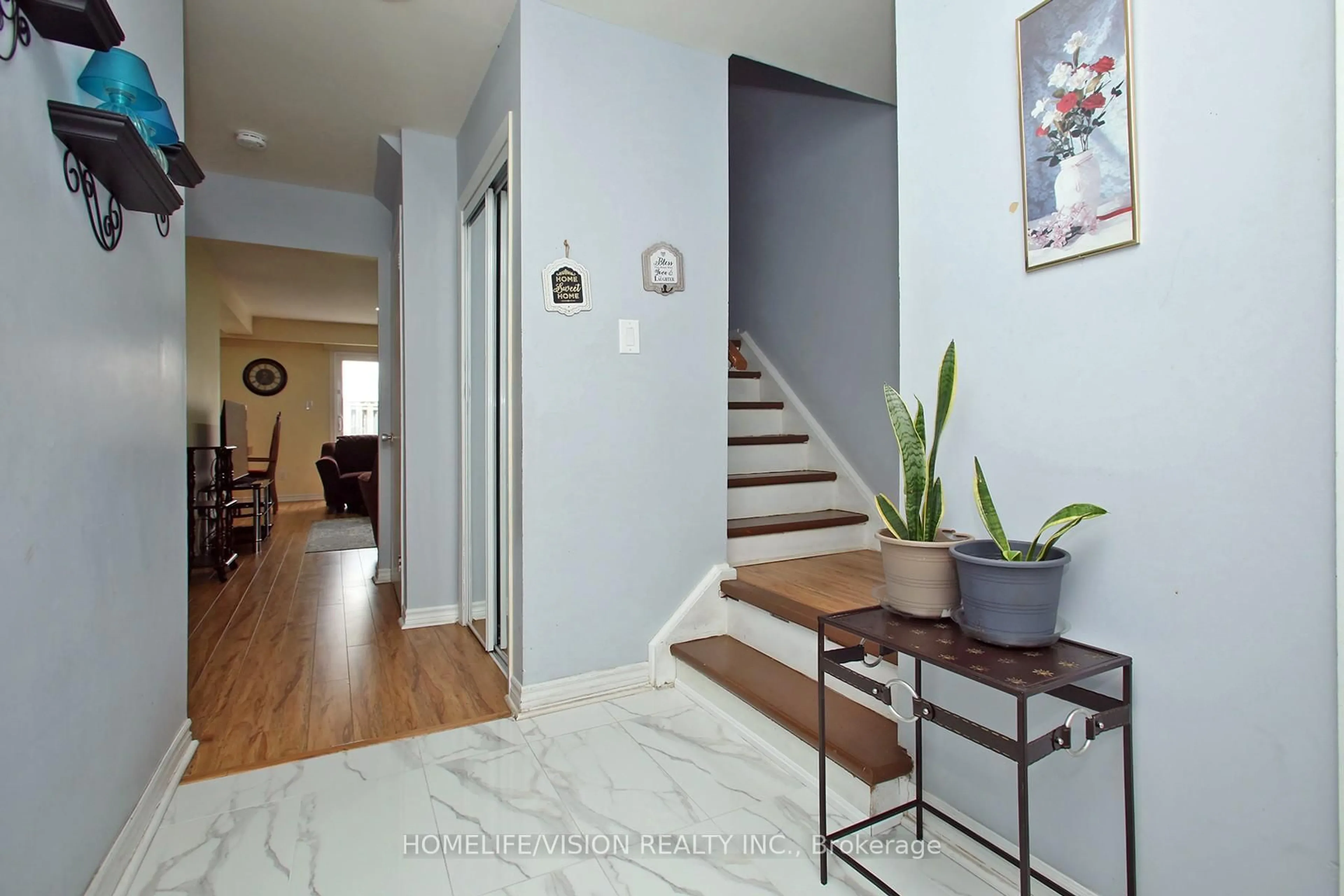 Indoor entryway for 3430 Brandon Gate Dr #15, Mississauga Ontario L4T 3T4