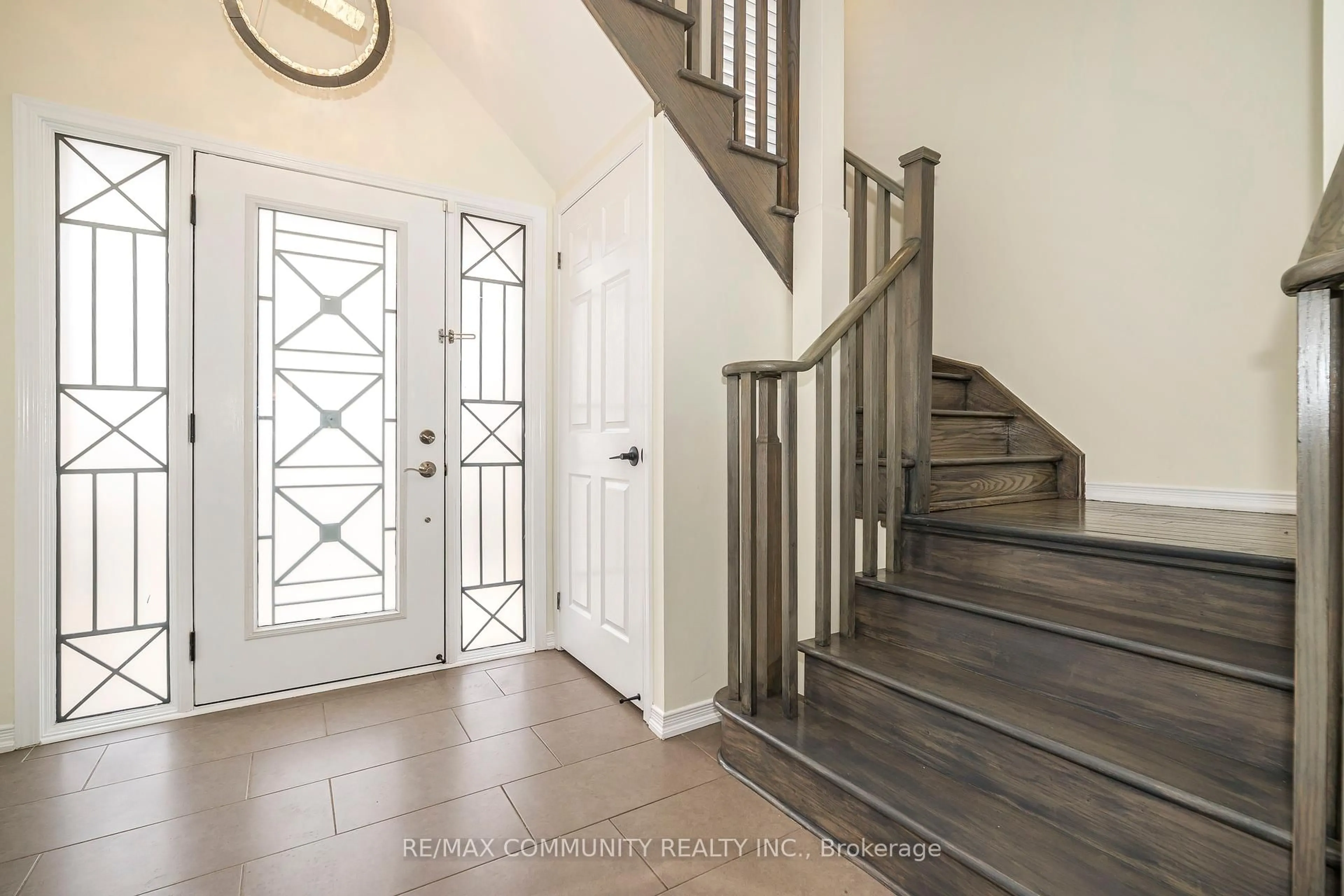 Indoor entryway for 2057 Cliff Rd #64, Mississauga Ontario L5A 2N6