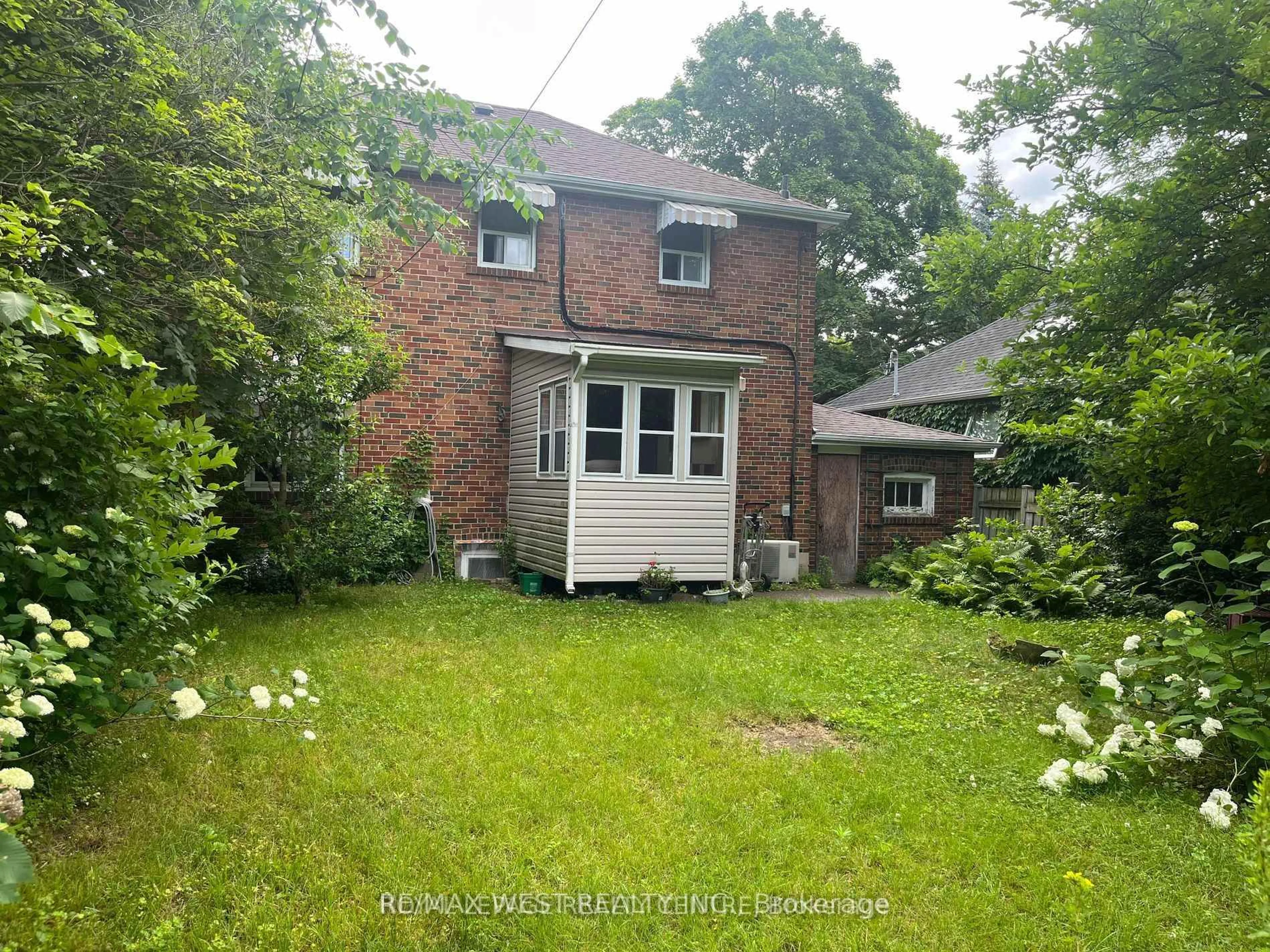 A pic from outside/outdoor area/front of a property/back of a property/a pic from drone, street for 42 Highgate Rd, Toronto Ontario M8X 2B3
