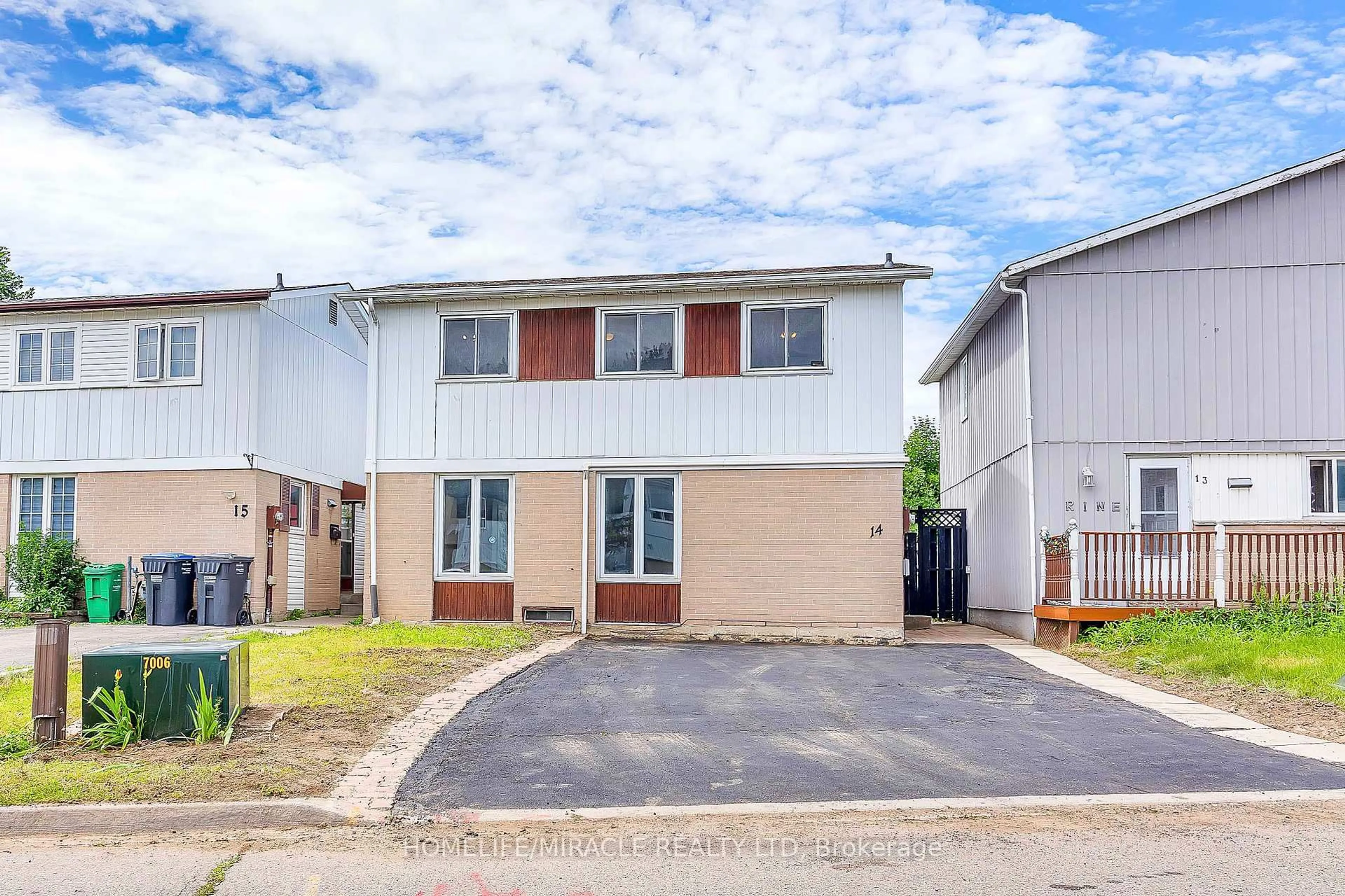 A pic from outside/outdoor area/front of a property/back of a property/a pic from drone, street for 14 Greenbush Crt, Brampton Ontario L6S 2K2