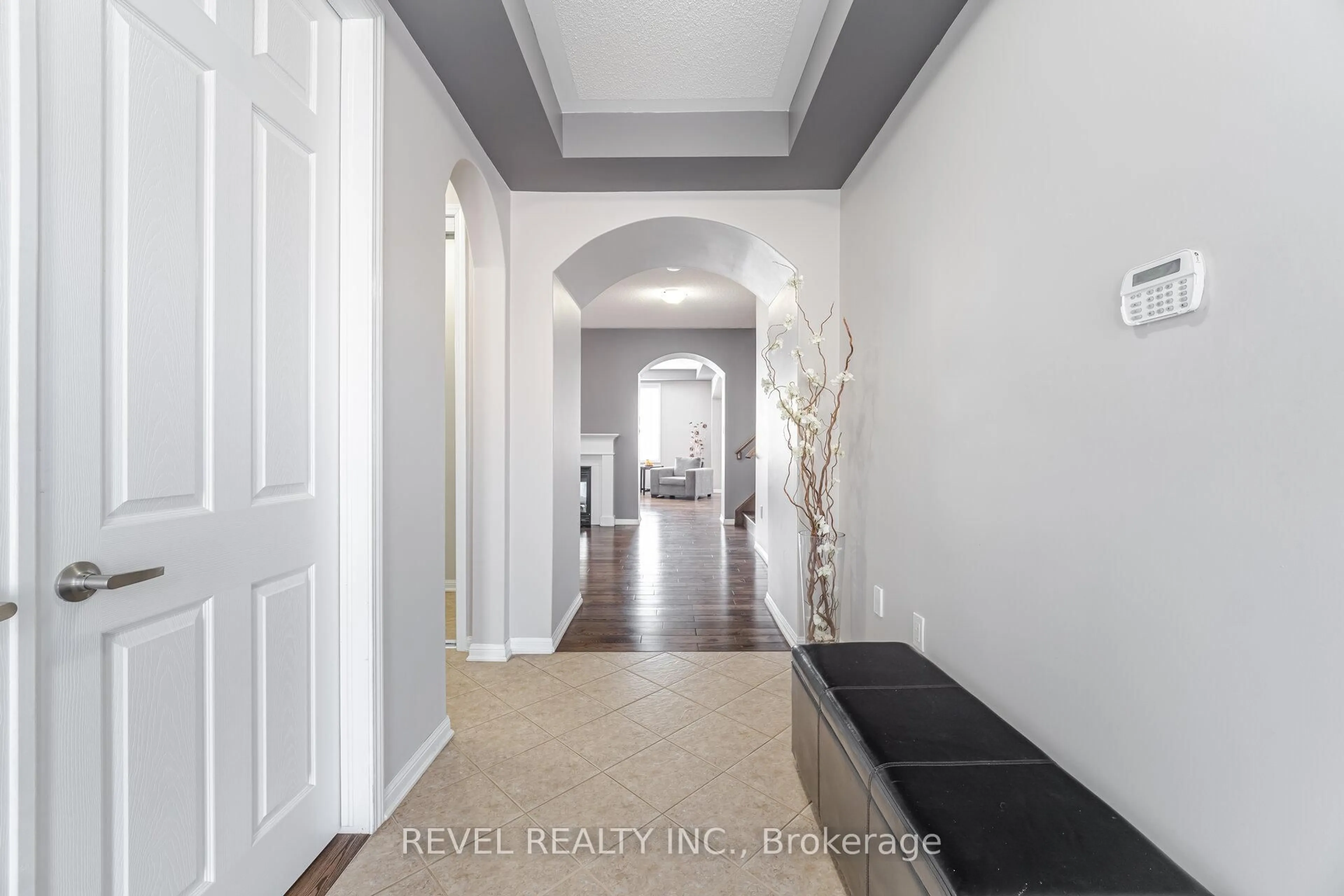 Indoor foyer for 486 Pringle Ave, Milton Ontario L9T 7N6