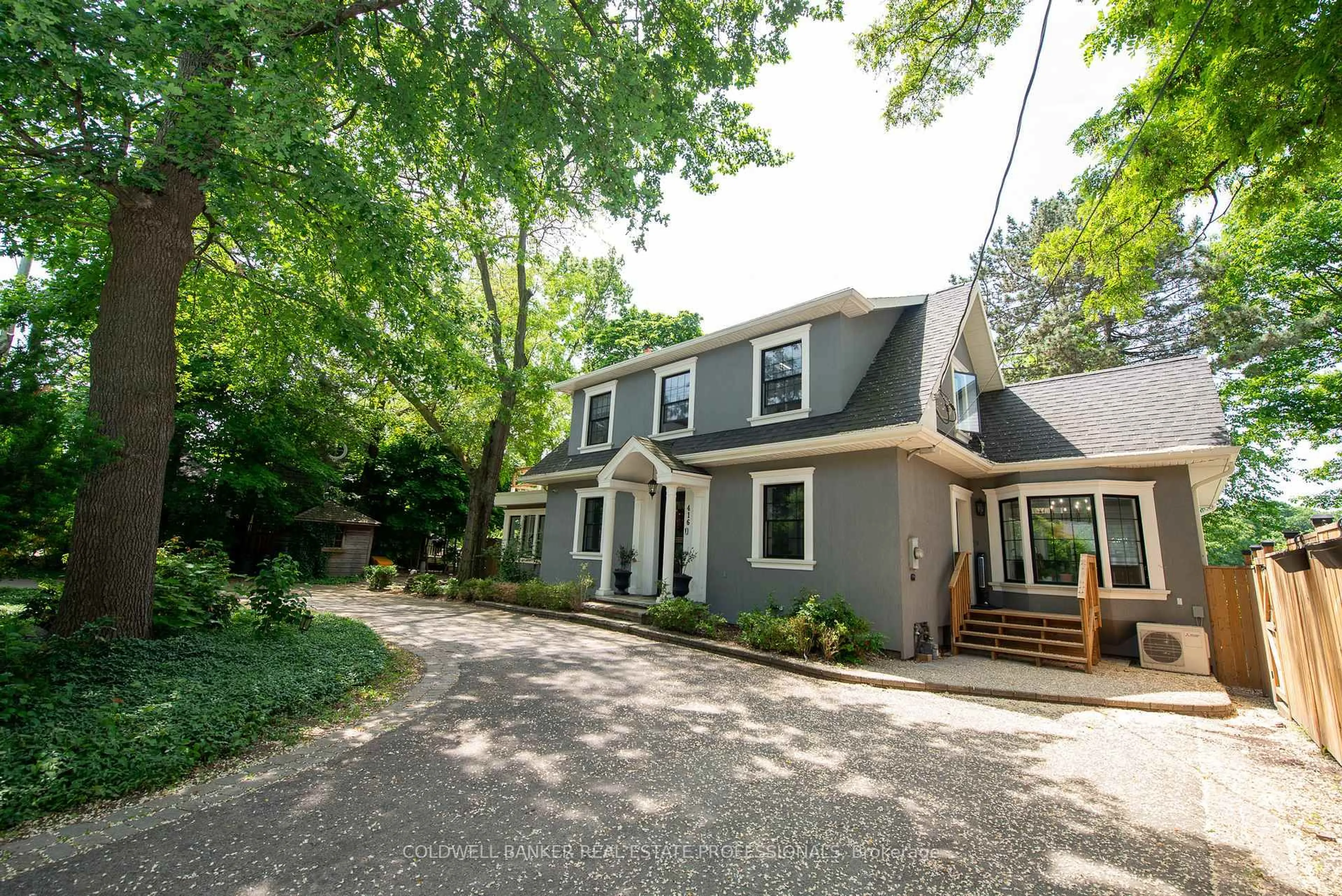 Home with vinyl exterior material, street for 416 Trafalgar Rd, Oakville Ontario L6J 3H7