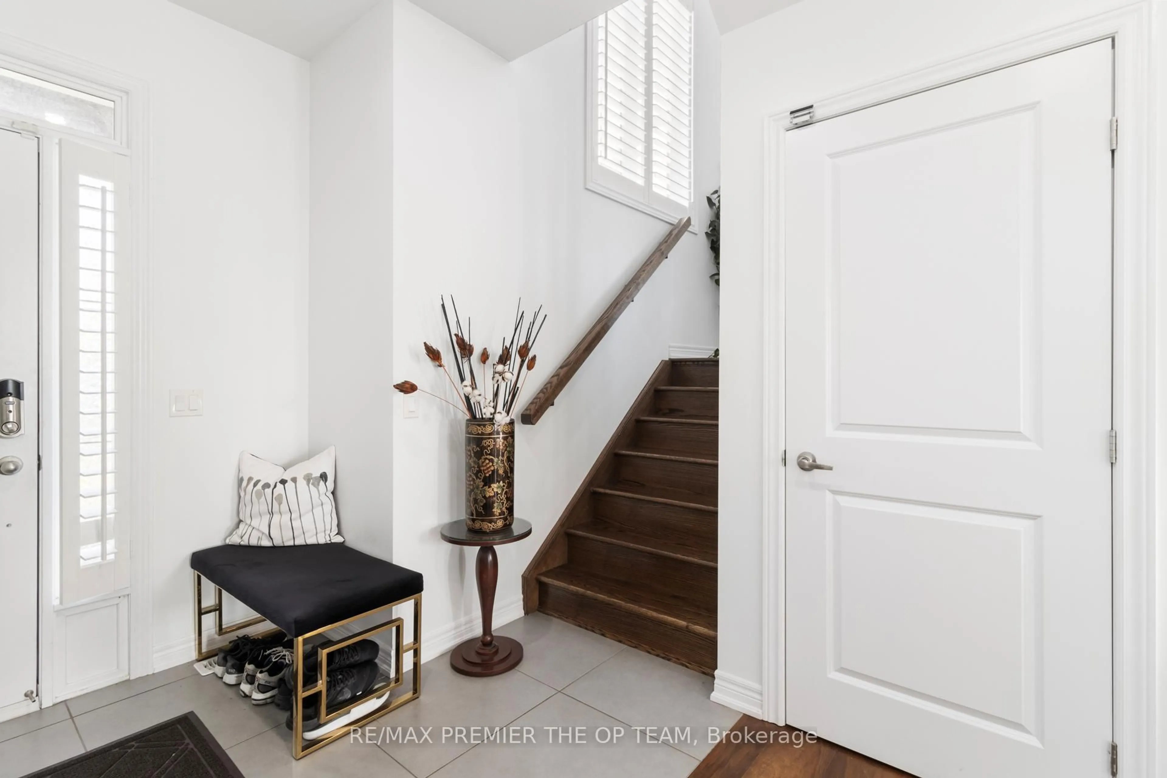 Indoor entryway for 2386 Natasha Circ, Oakville Ontario L6M 1P2