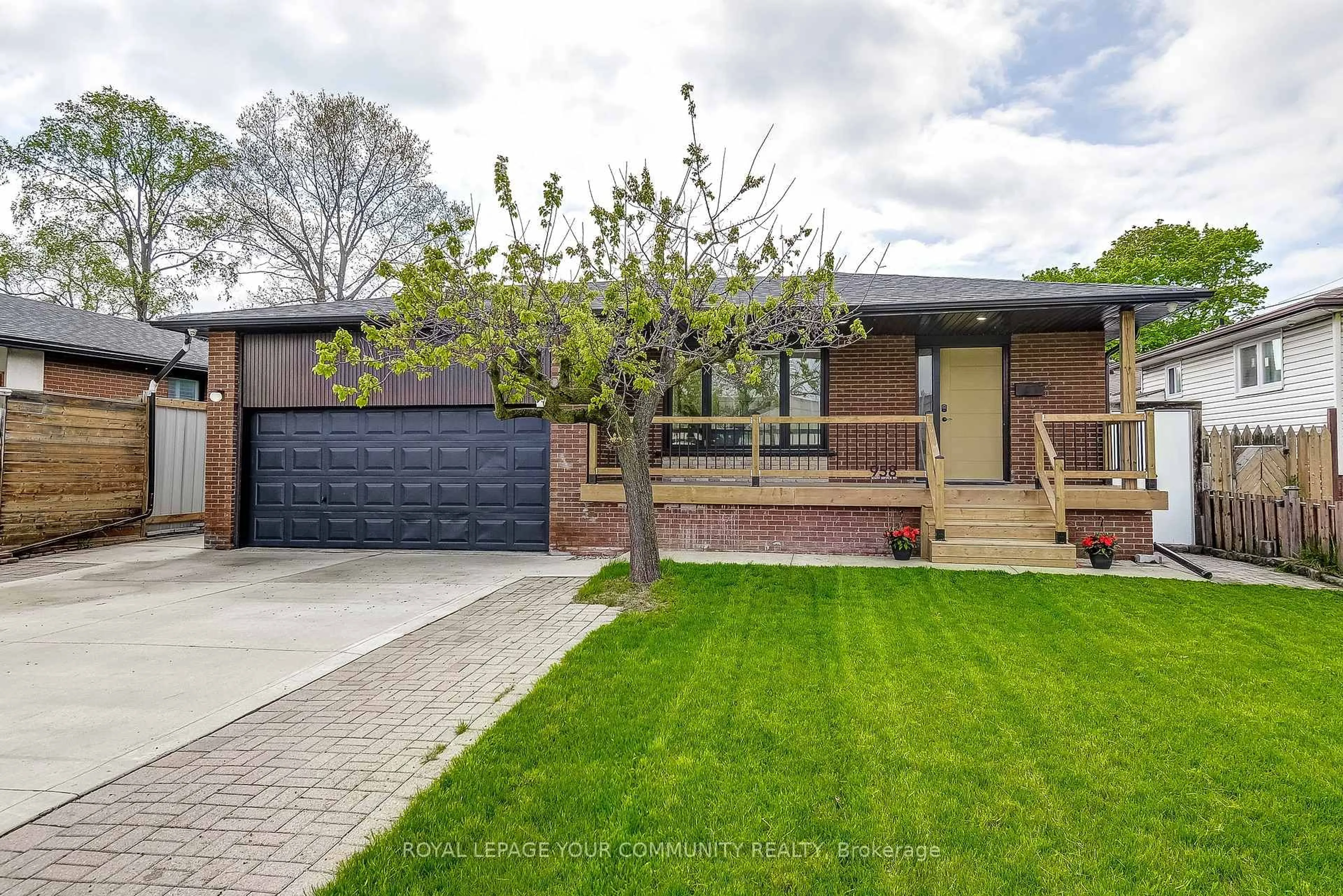 Home with brick exterior material, street for 958 South Service Rd, Mississauga Ontario L5E 1V1