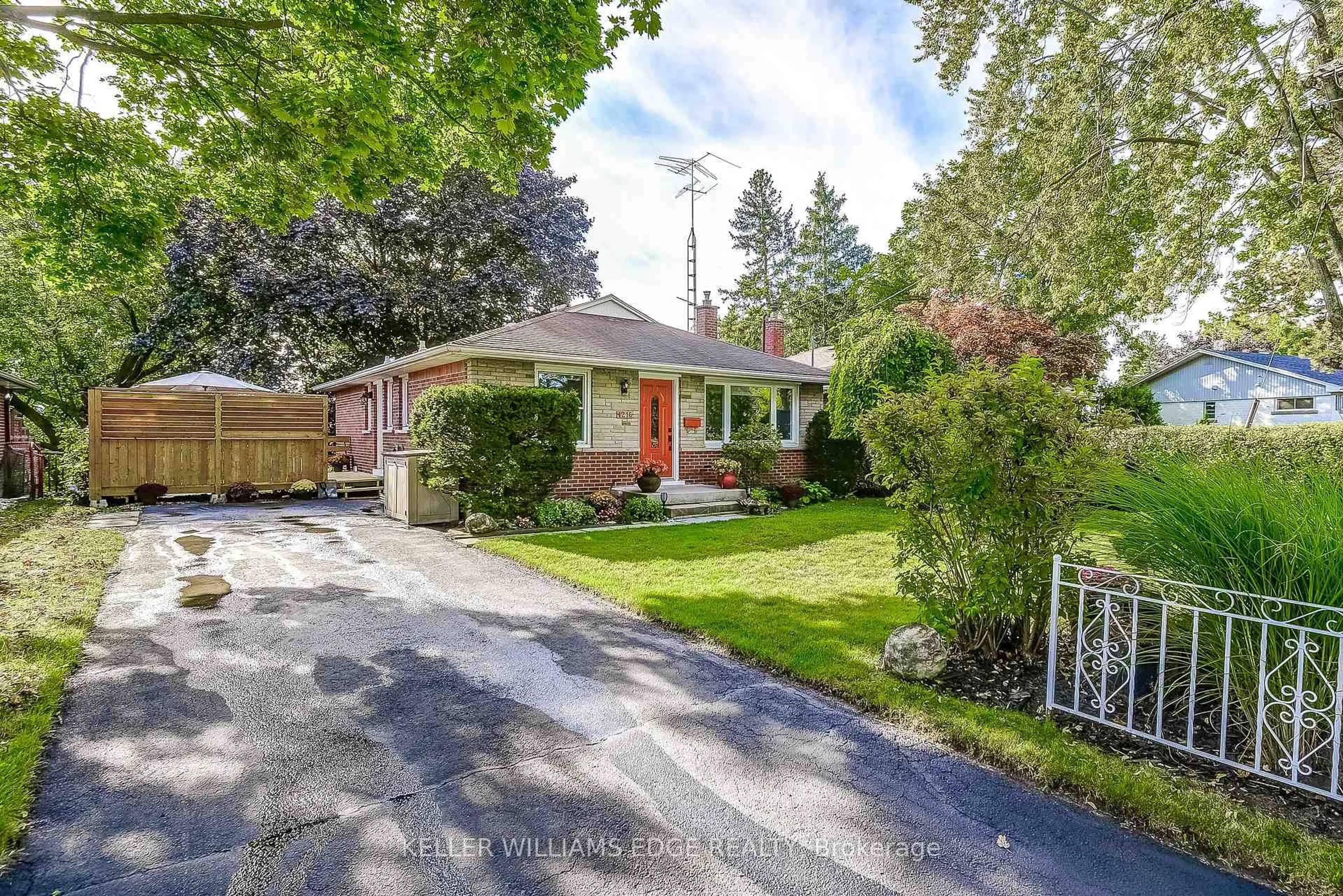 A pic from outside/outdoor area/front of a property/back of a property/a pic from drone, street for 1216 De Quincy Cres, Burlington Ontario L7P 1E1