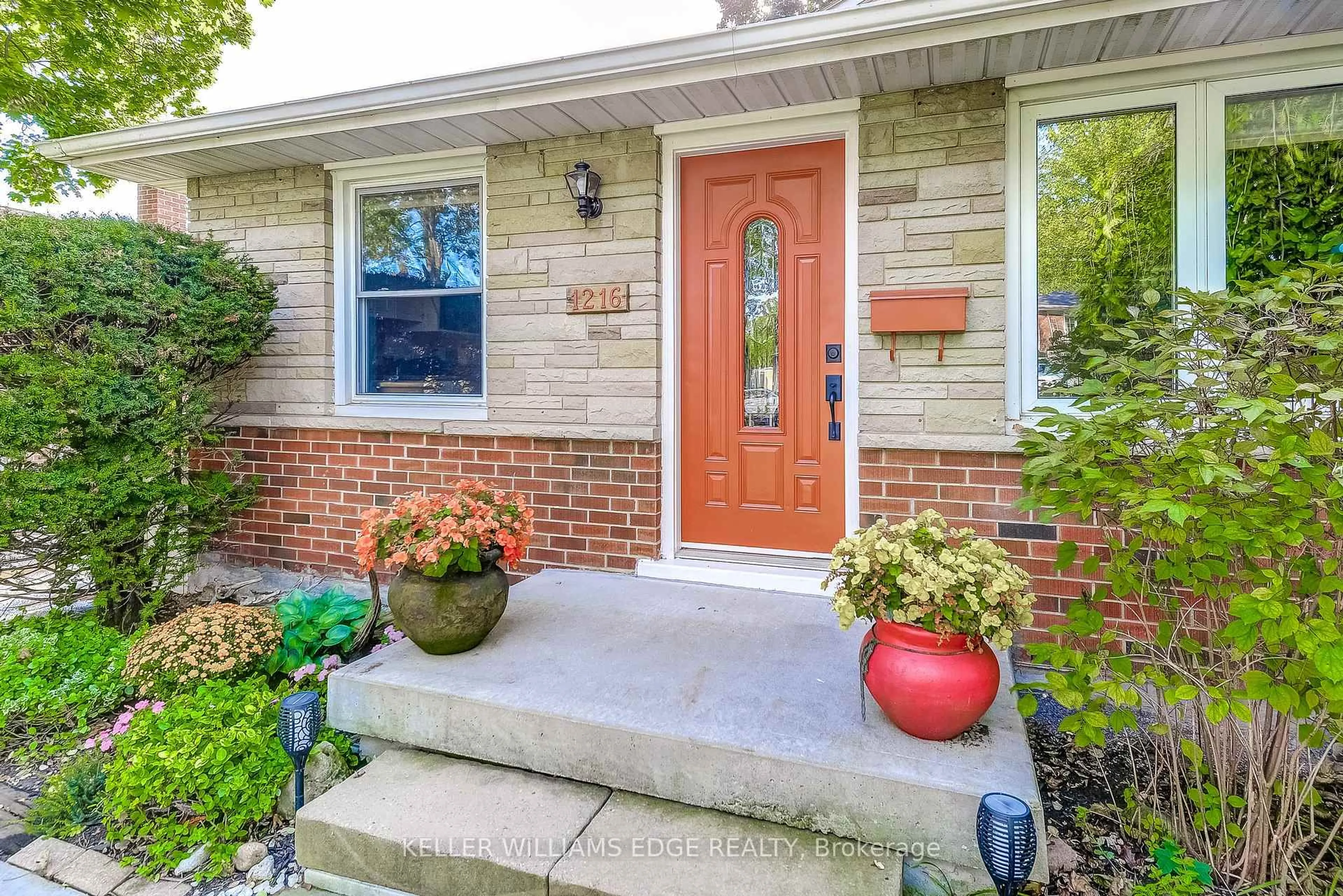 Home with brick exterior material, street for 1216 De Quincy Cres, Burlington Ontario L7P 1E1