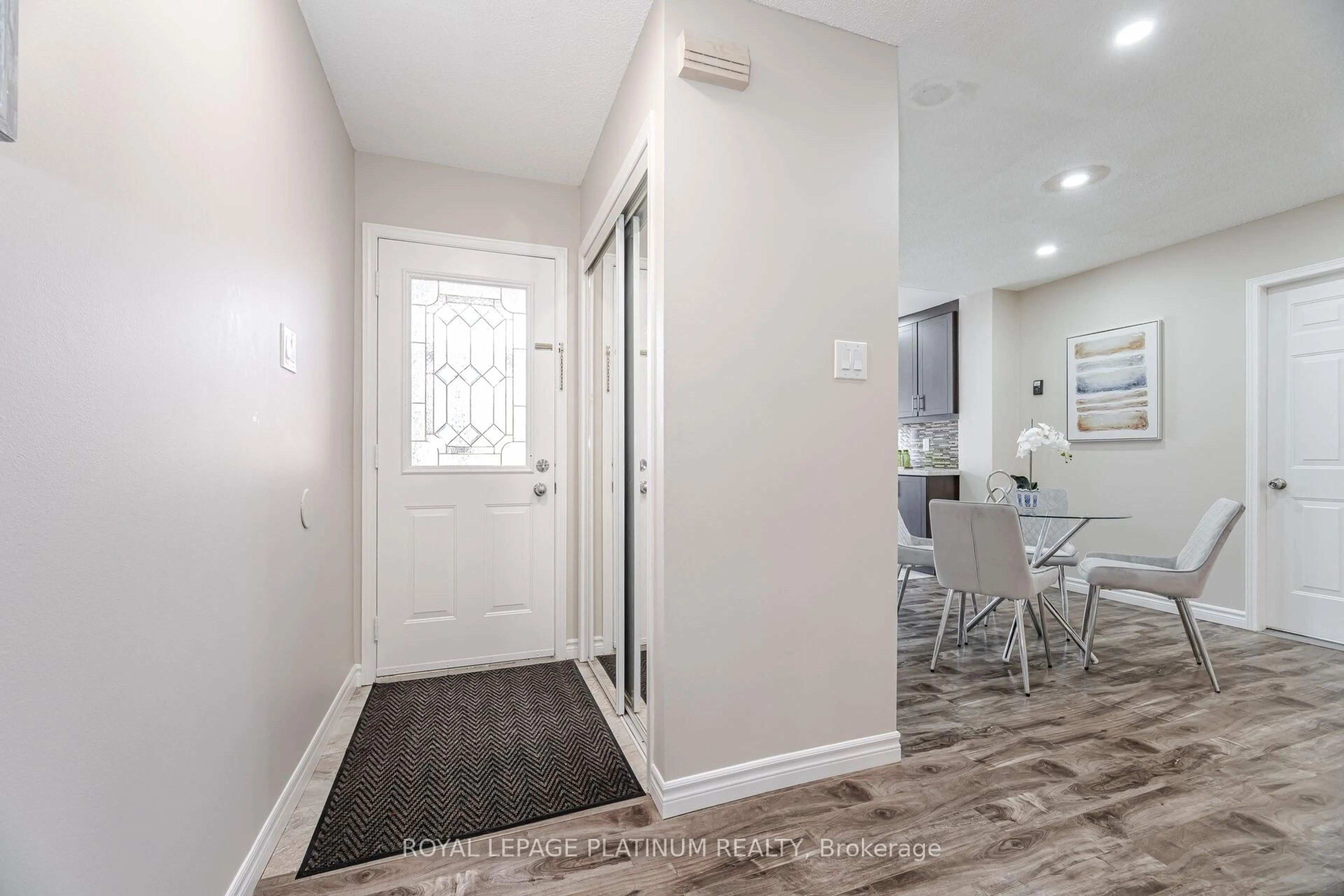 Indoor entryway for 143 Millstone Dr, Brampton Ontario L6Y 4P9