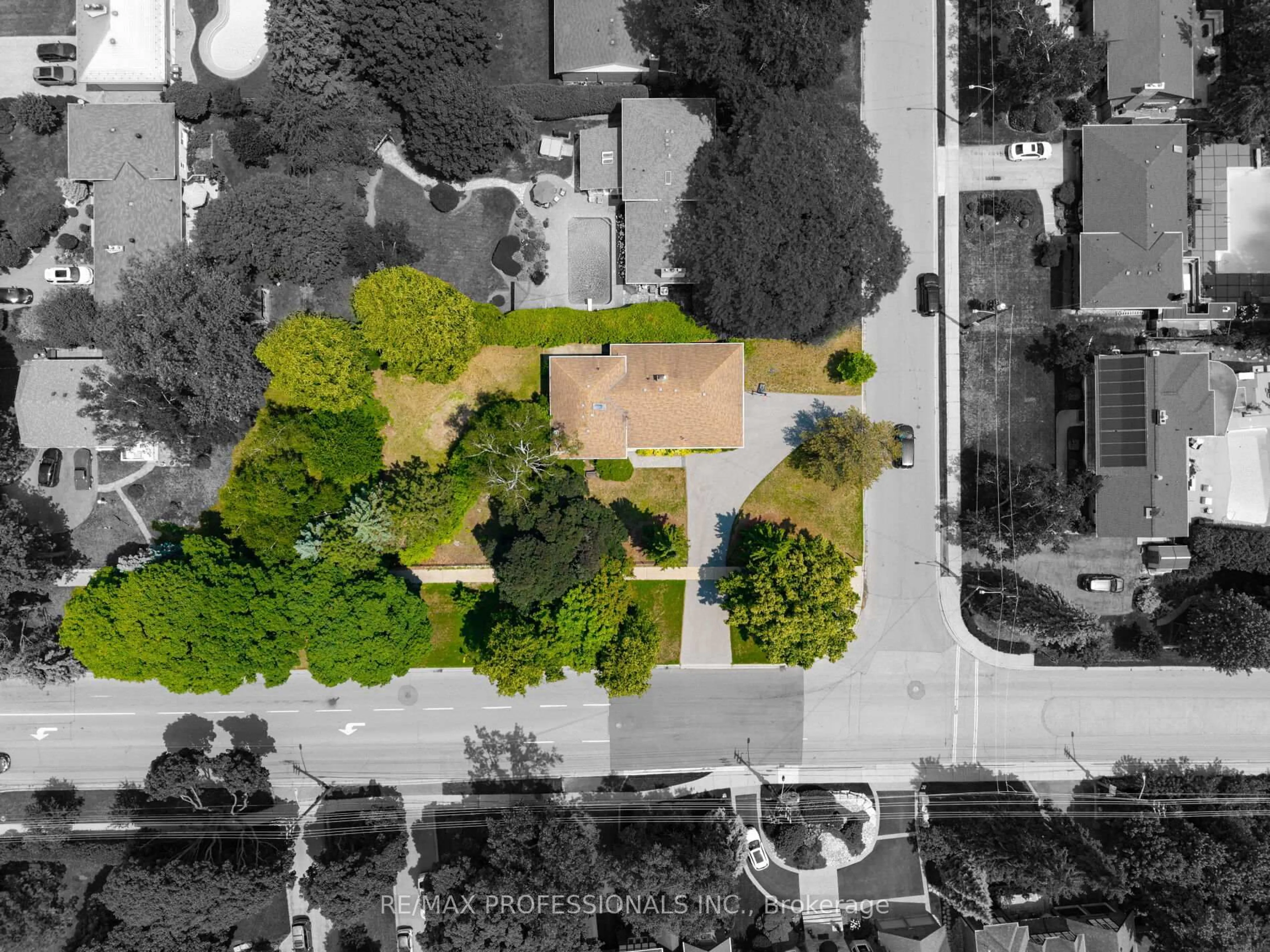 A pic from outside/outdoor area/front of a property/back of a property/a pic from drone, street for 1441 Clarkson Rd, Mississauga Ontario L5J 2W7