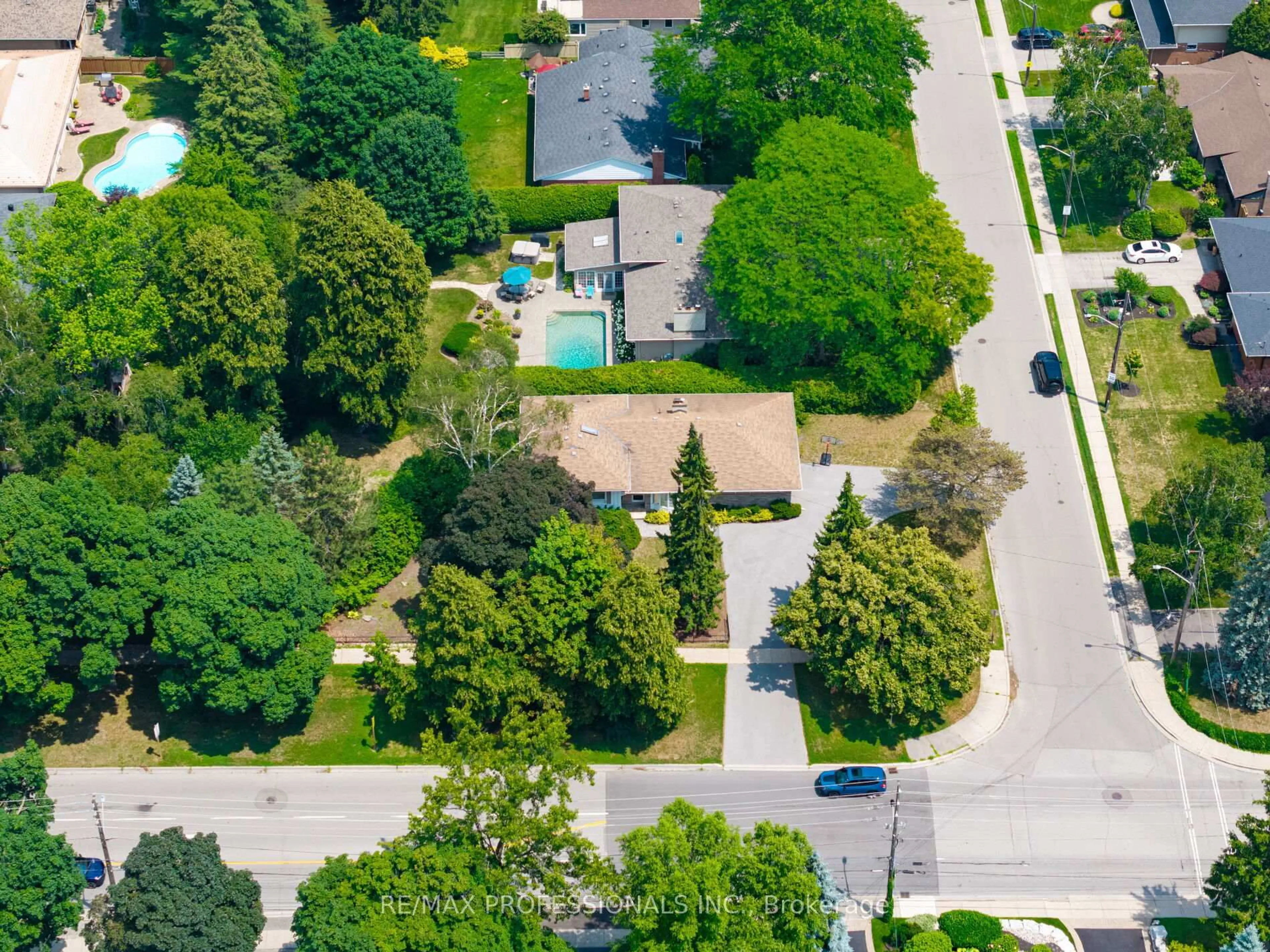 A pic from outside/outdoor area/front of a property/back of a property/a pic from drone, street for 1441 Clarkson Rd, Mississauga Ontario L5J 2W7