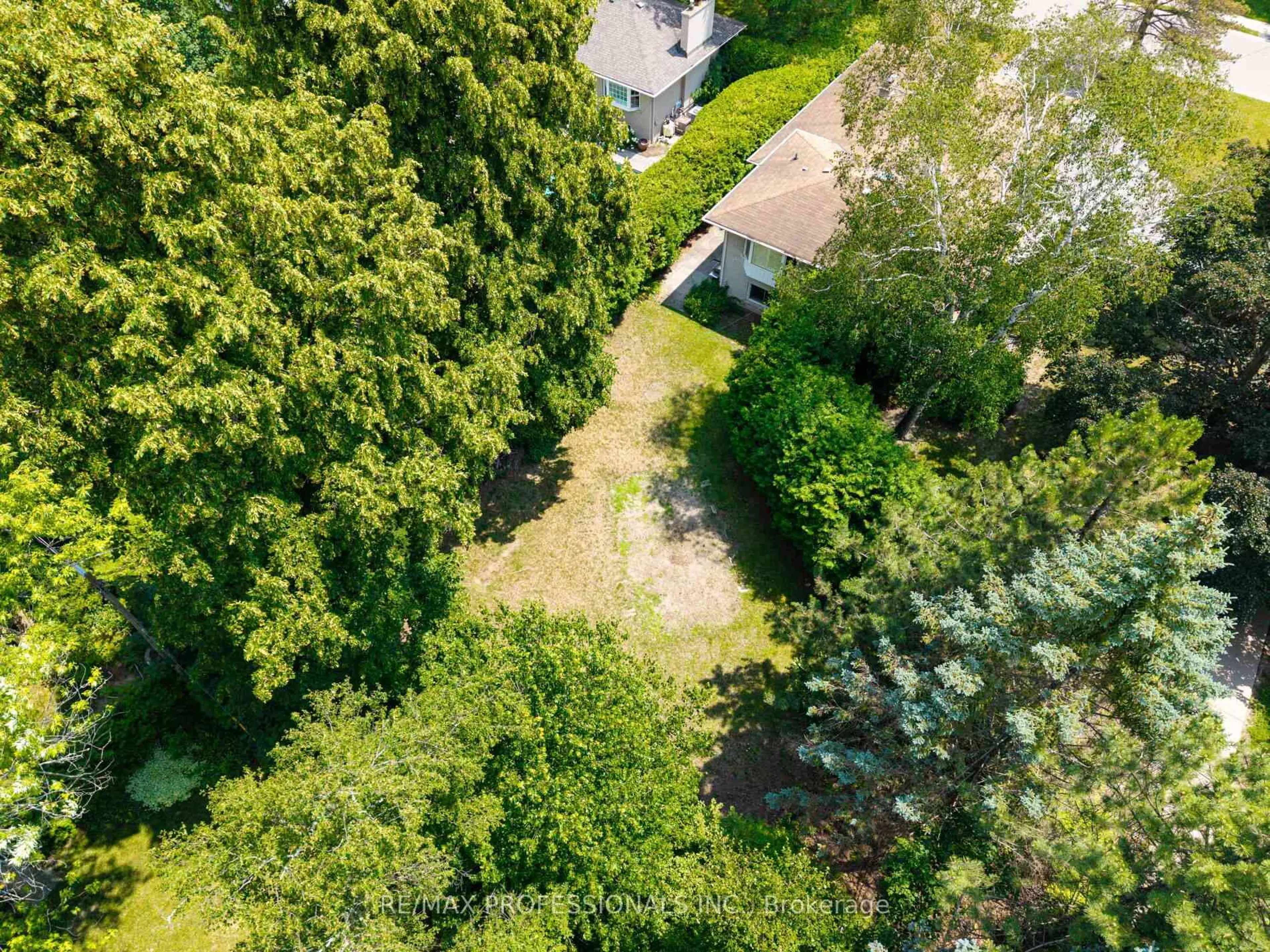 A pic from outside/outdoor area/front of a property/back of a property/a pic from drone, forest/trees view for 1441 Clarkson Rd, Mississauga Ontario L5J 2W7