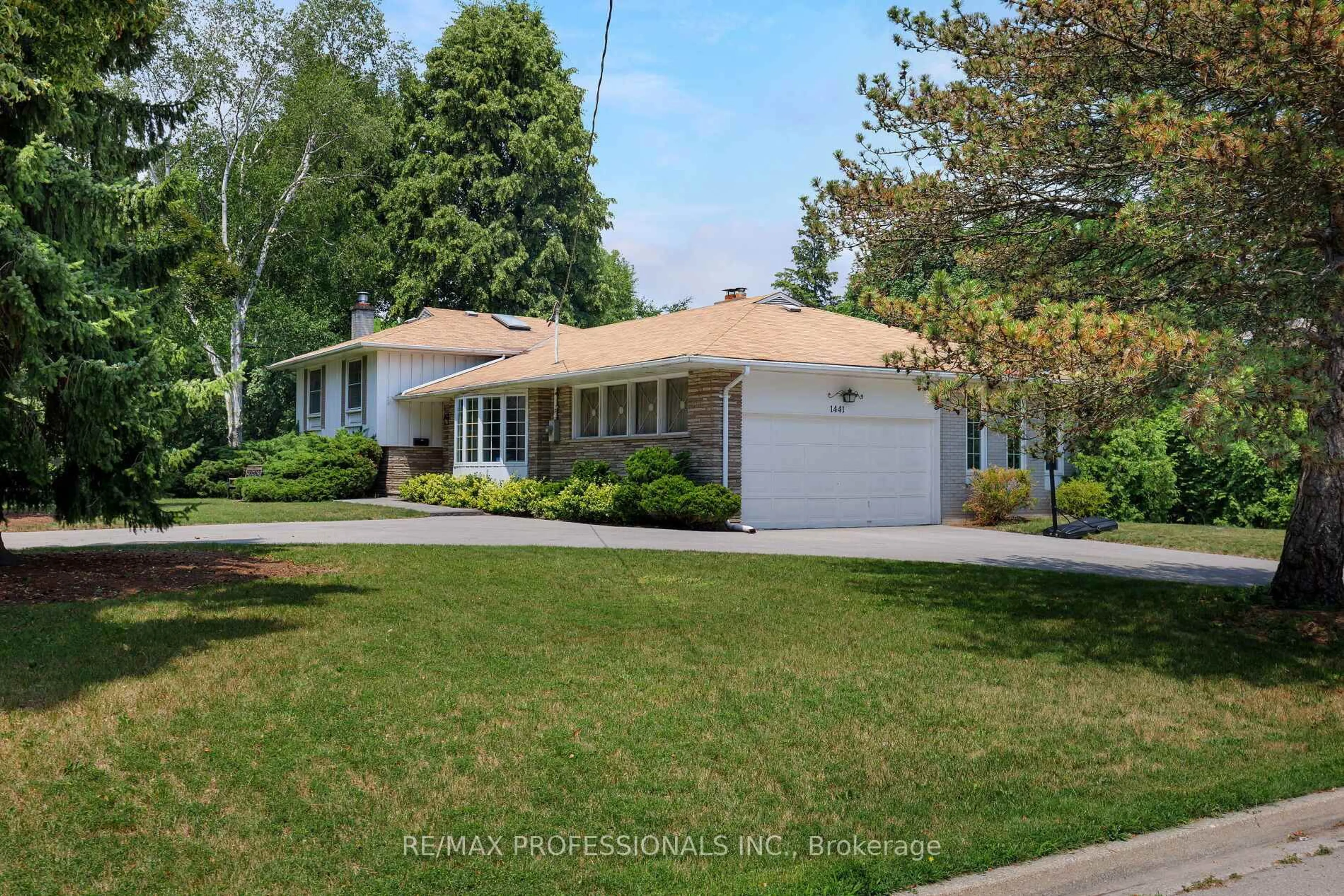 Home with vinyl exterior material, street for 1441 Clarkson Rd, Mississauga Ontario L5J 2W7