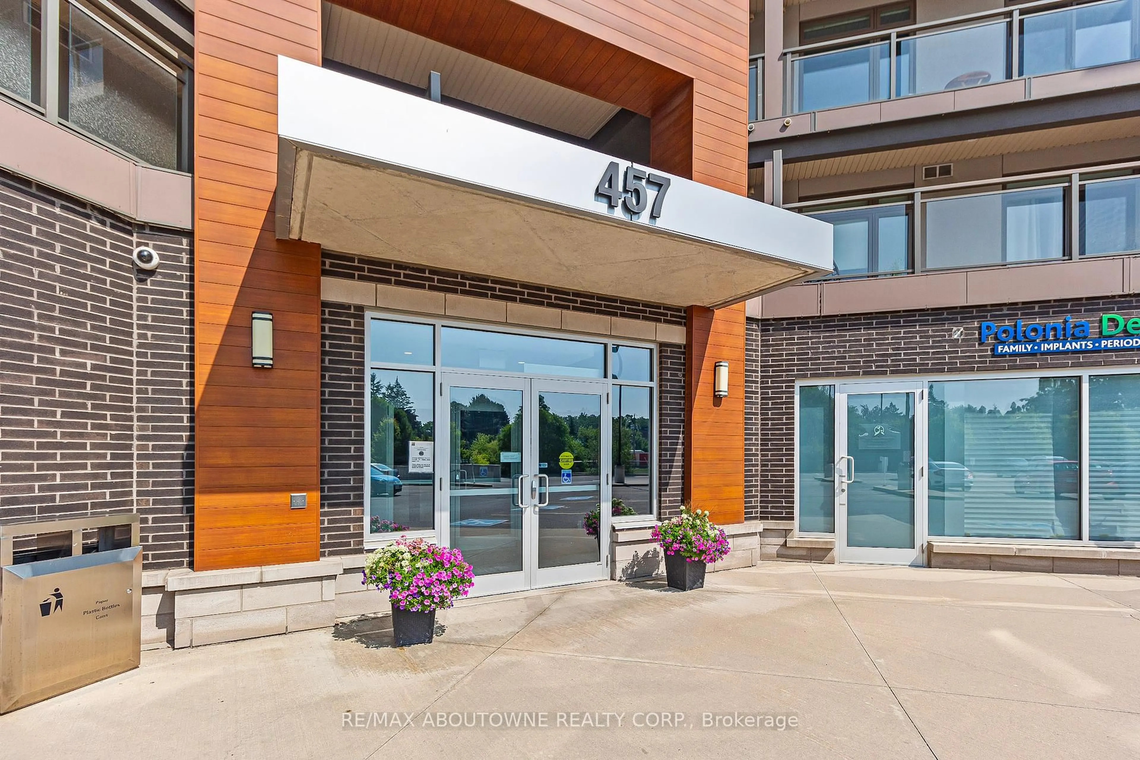 Indoor foyer for 457 Plains Rd #322, Burlington Ontario L7T 0B8