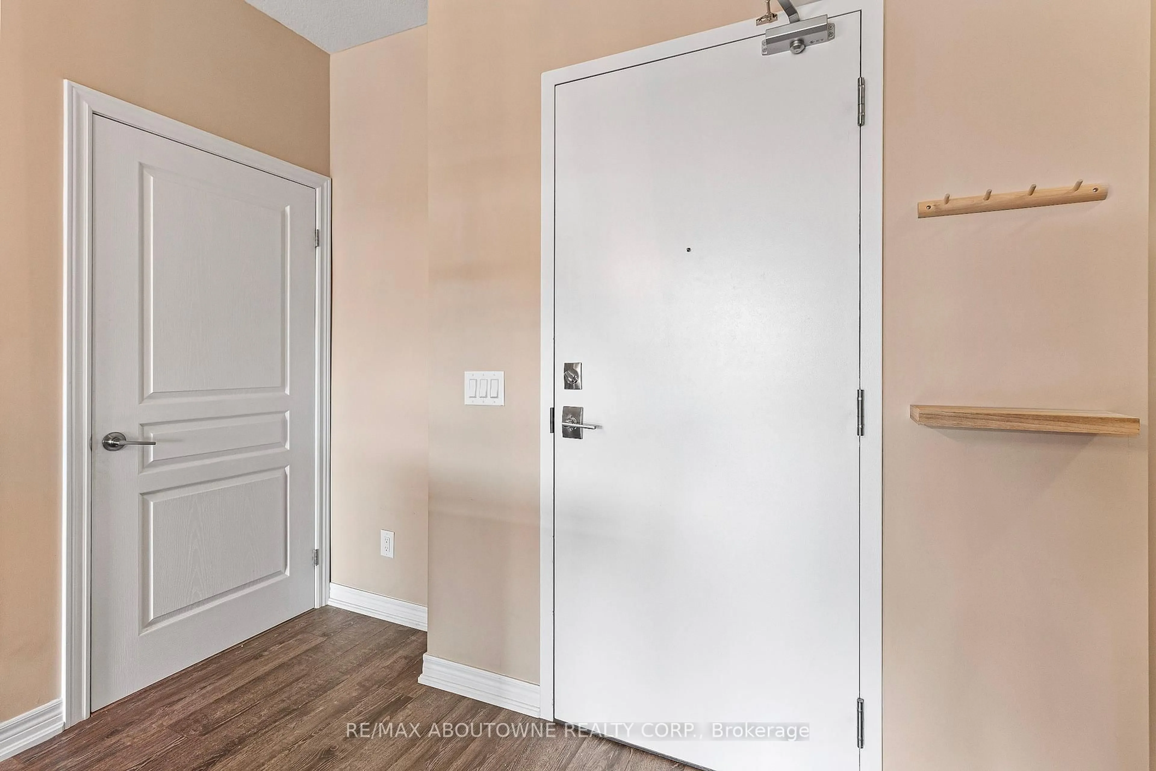 Indoor entryway for 457 Plains Rd #322, Burlington Ontario L7T 0B8