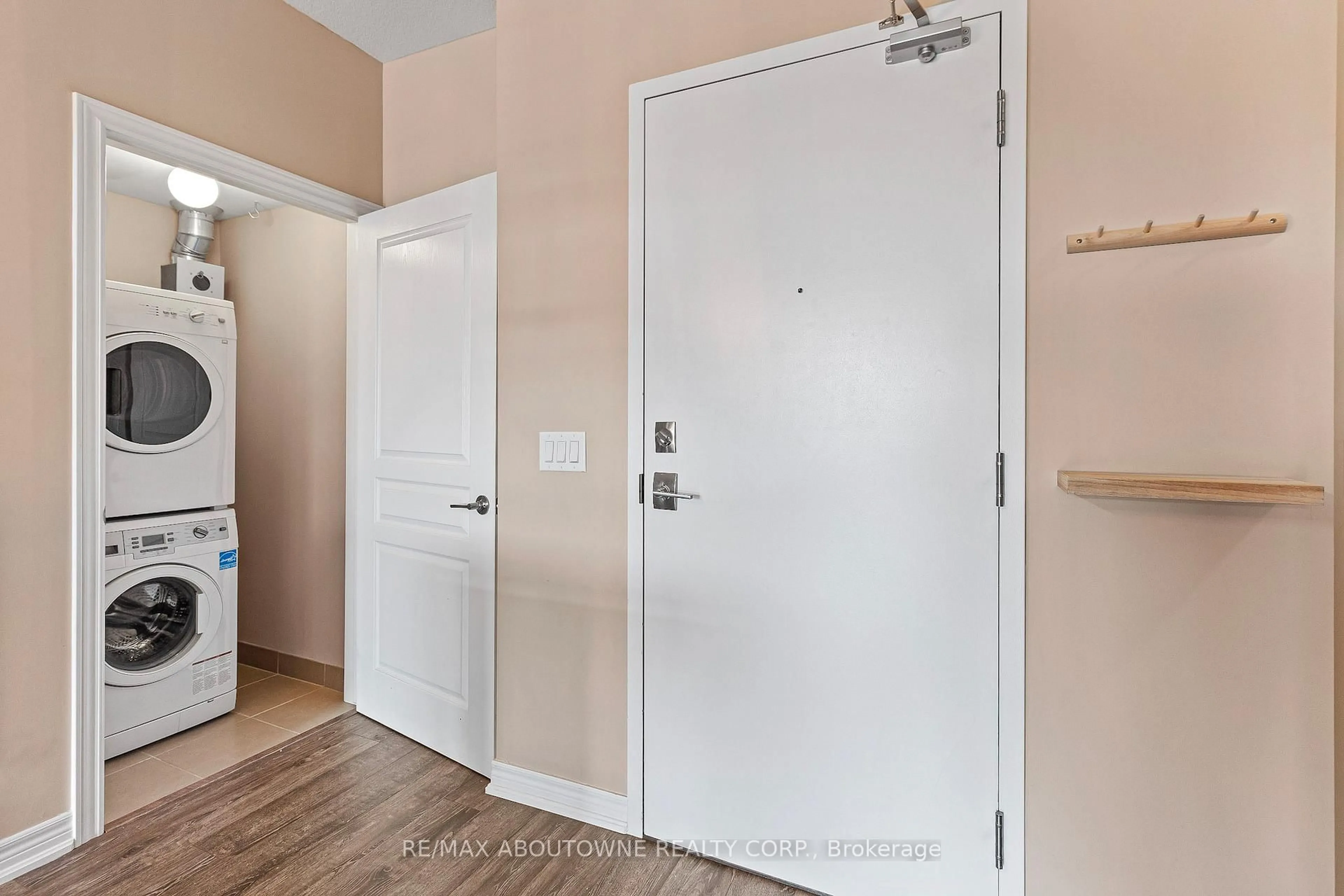 Indoor entryway for 457 Plains Rd #322, Burlington Ontario L7T 0B8