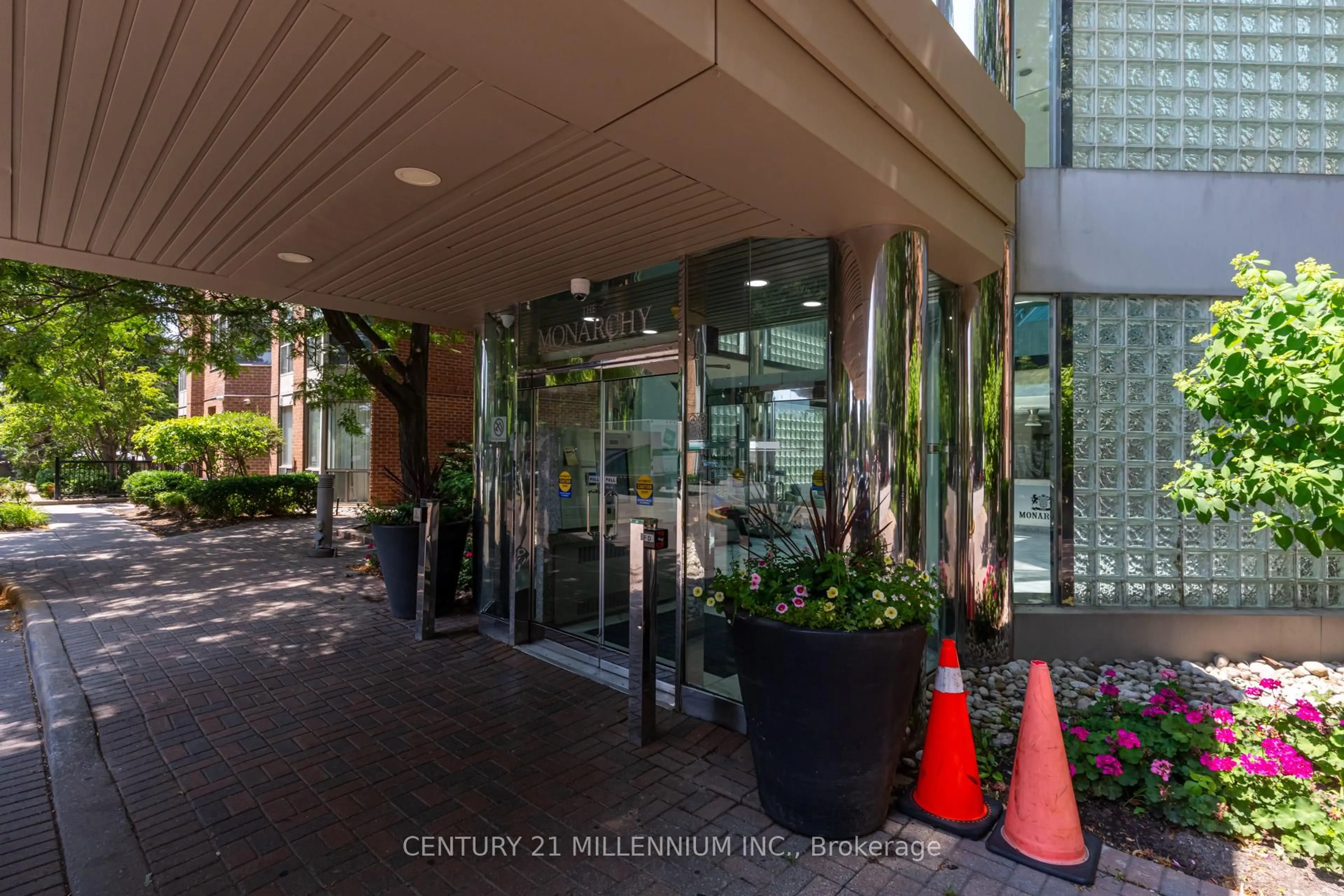 Indoor foyer for 325 Webb Dr #311, Mississauga Ontario L5B 3Z9