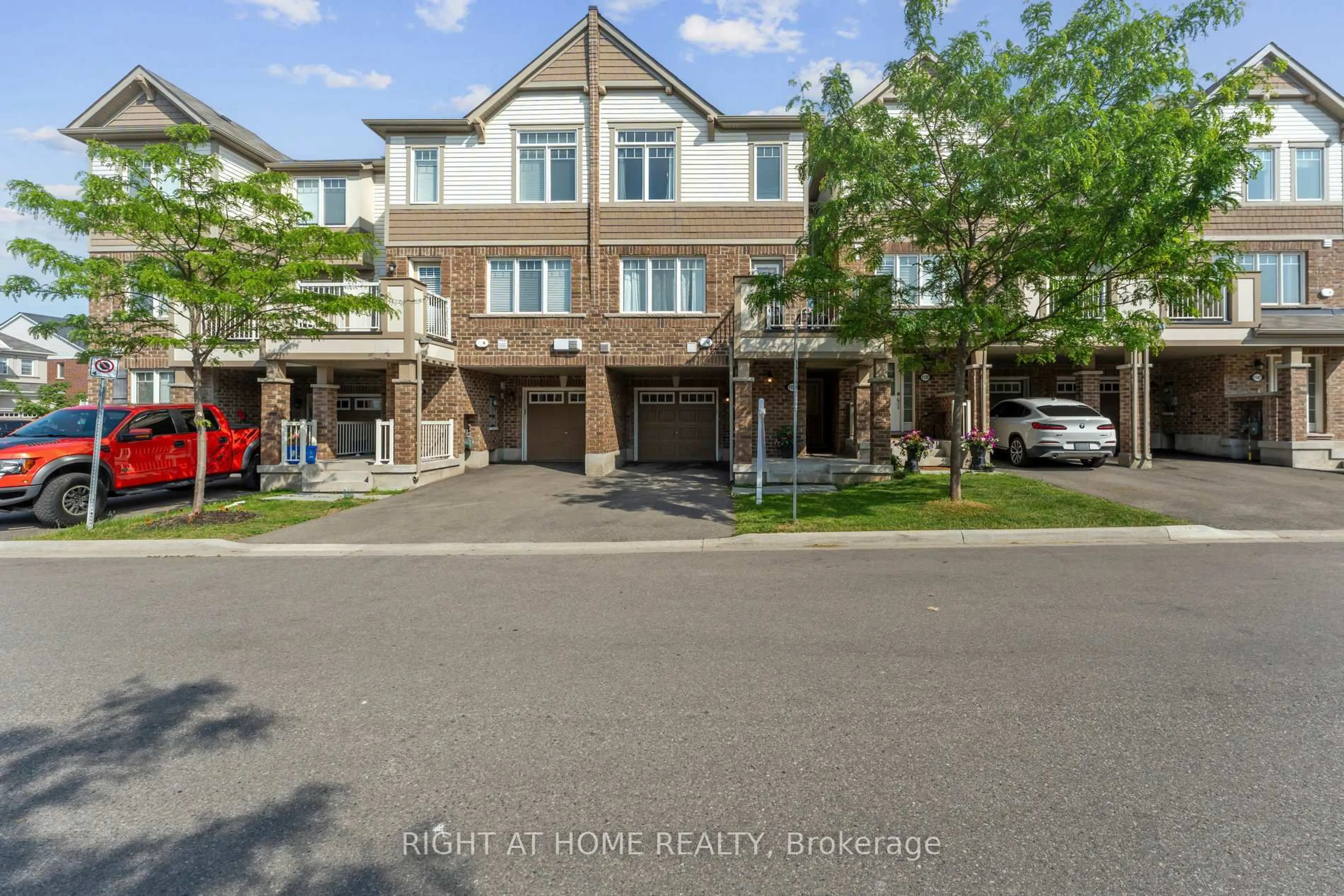 A pic from outside/outdoor area/front of a property/back of a property/a pic from drone, street for 1137 Duignan Cres, Milton Ontario L9T 7K6