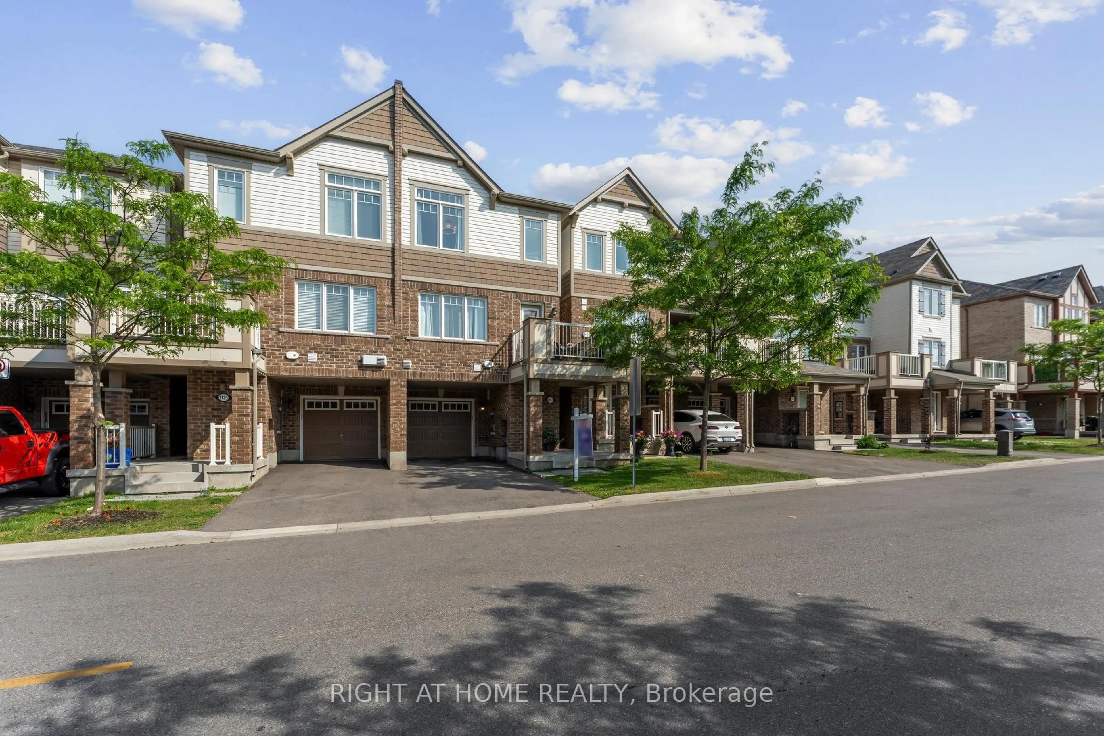 A pic from outside/outdoor area/front of a property/back of a property/a pic from drone, street for 1137 Duignan Cres, Milton Ontario L9T 7K6